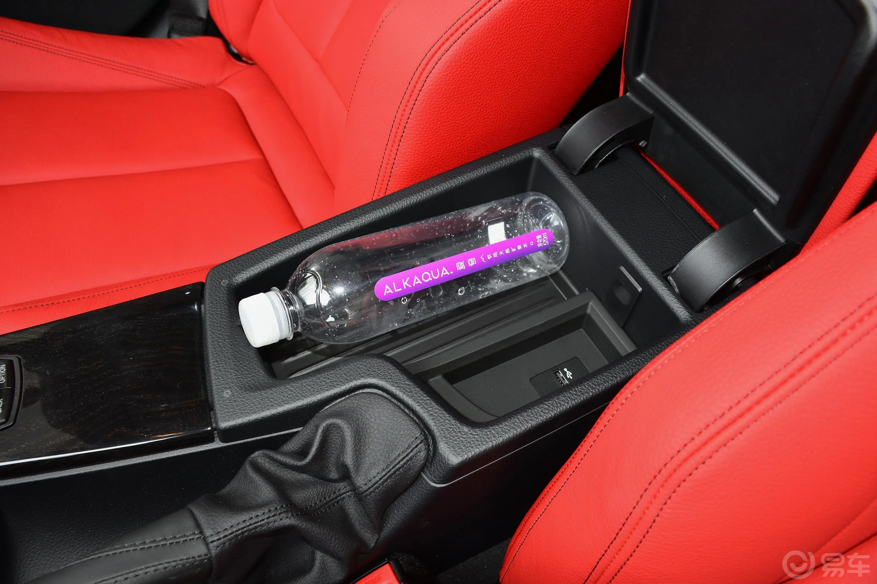 宝马3系GT330i xDrive M运动版前排扶手箱储物格
