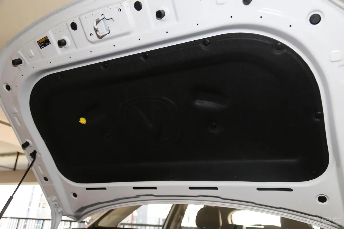 长安CS35PLUS1.6L 手自一体 智联版 国V发动机舱盖内侧