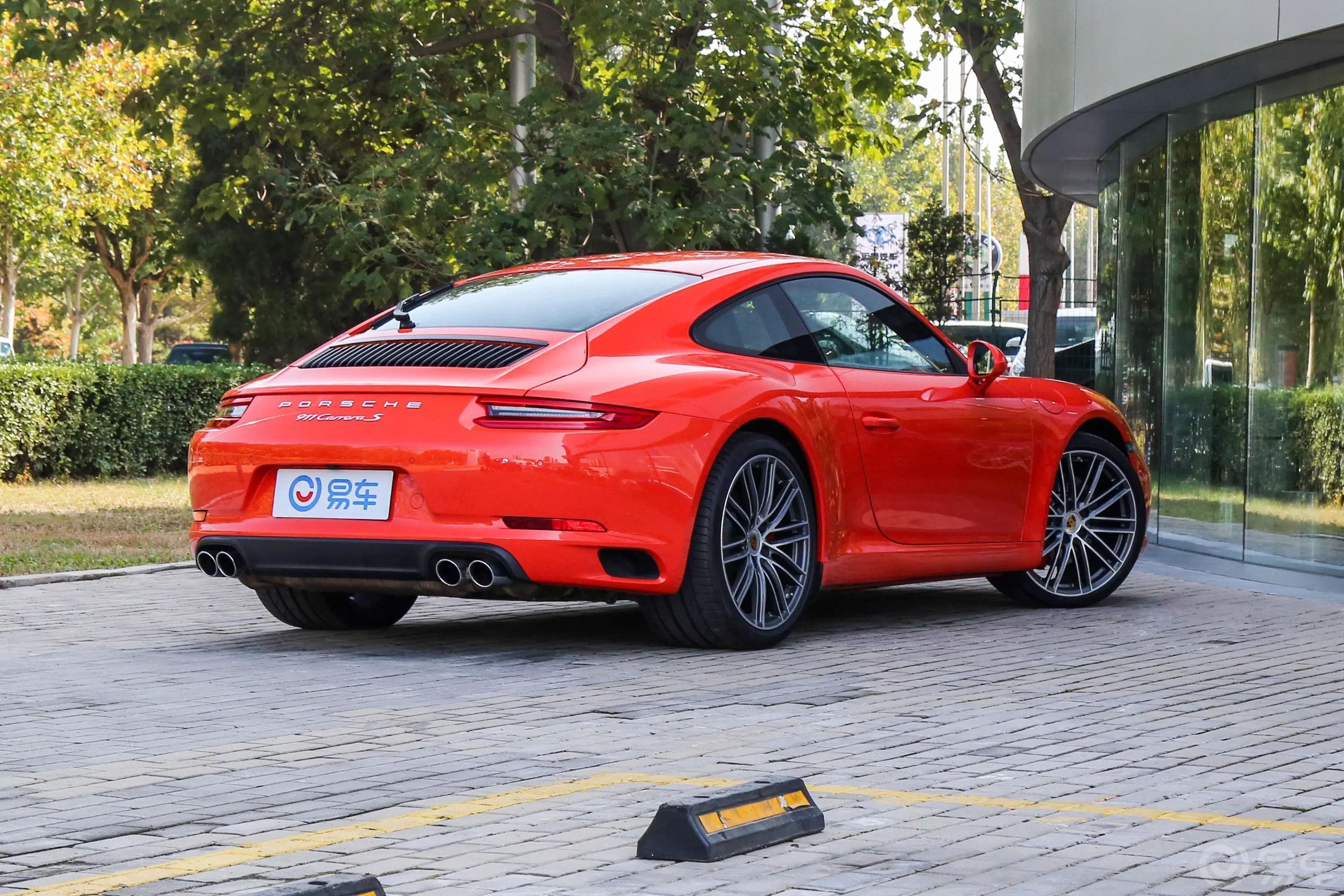 保时捷911Carrera S 3.0T侧后45度车头向右水平