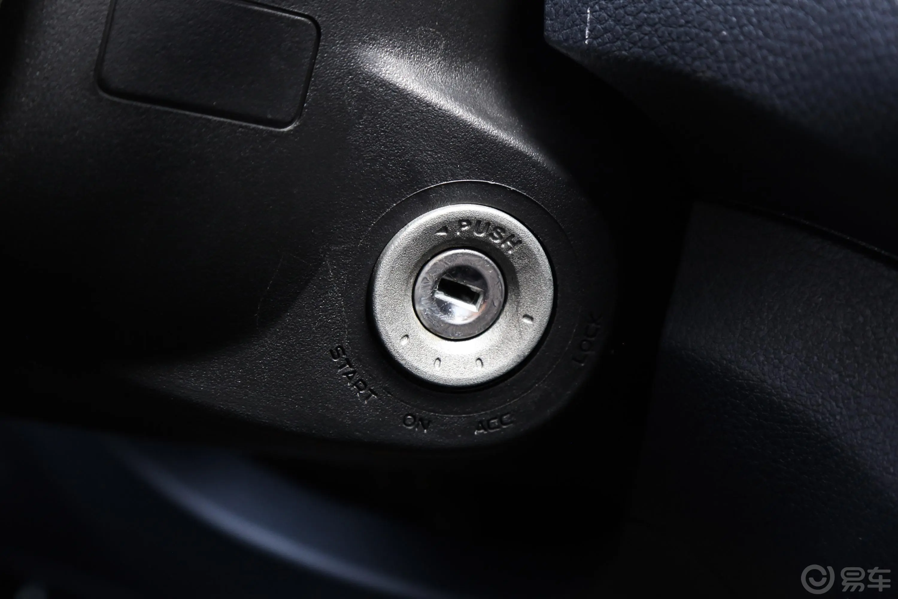 瑞迈2.8T 手动 四驱 豪华版 柴油钥匙孔或一键启动按键
