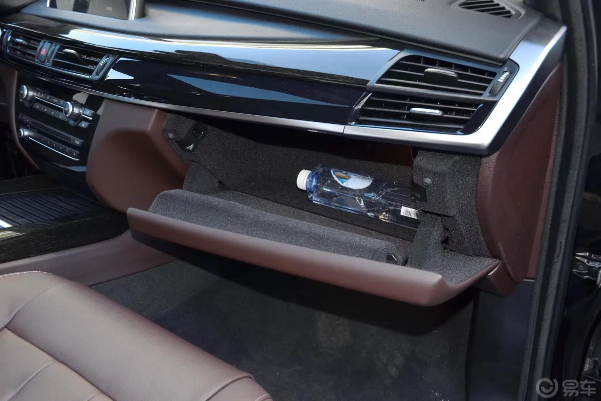 宝马X5(进口)xDrive35i M运动豪华版手套箱空间水瓶横置