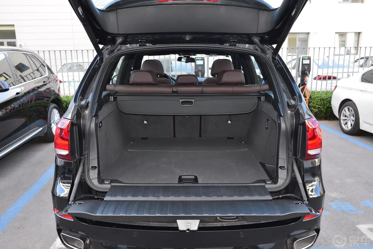 宝马X5(进口)xDrive35i M运动豪华版后备厢空间特写