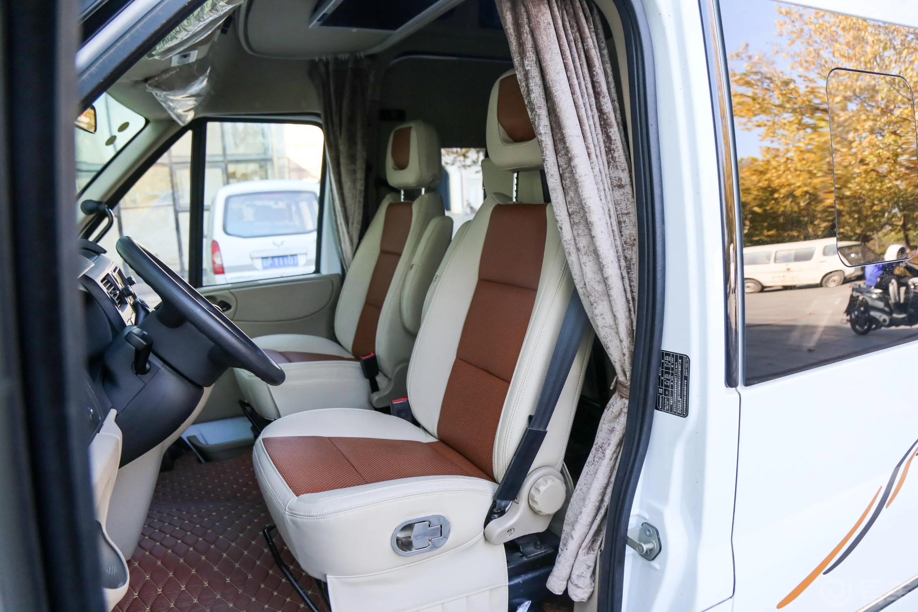 全顺商旅房车PLUS 2.2T 手动 福全版 柴油驾驶员座椅