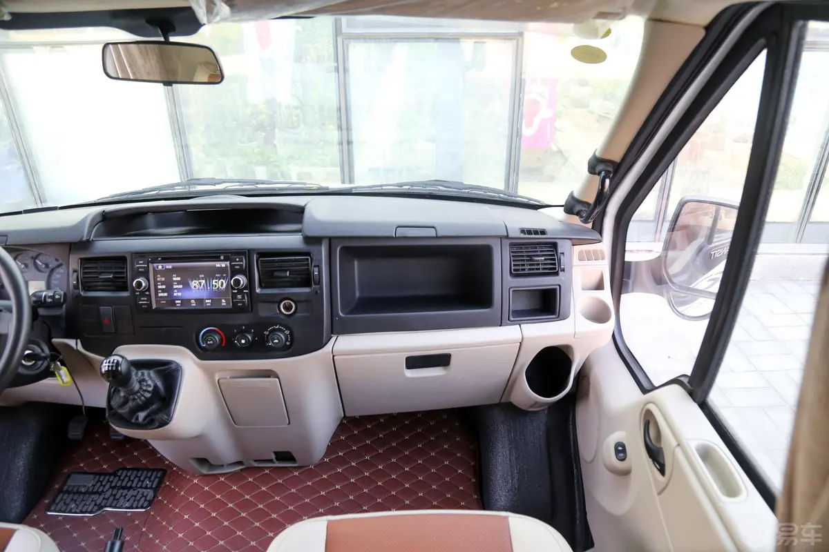 全顺商旅房车PLUS 2.2T 手动 福全版 柴油副驾驶位区域