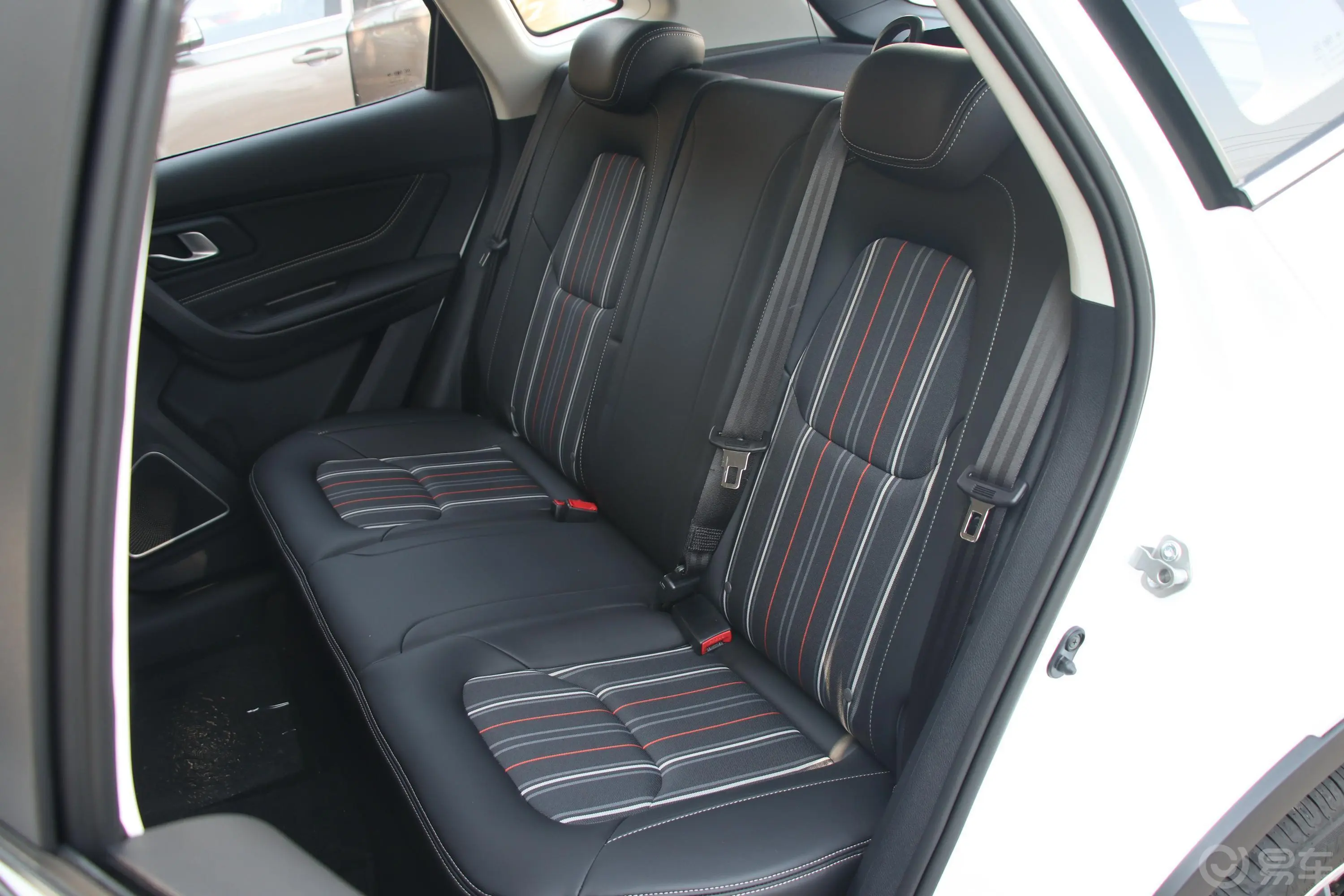 奔腾X401.6L 手动 舒适型 国V后排座椅