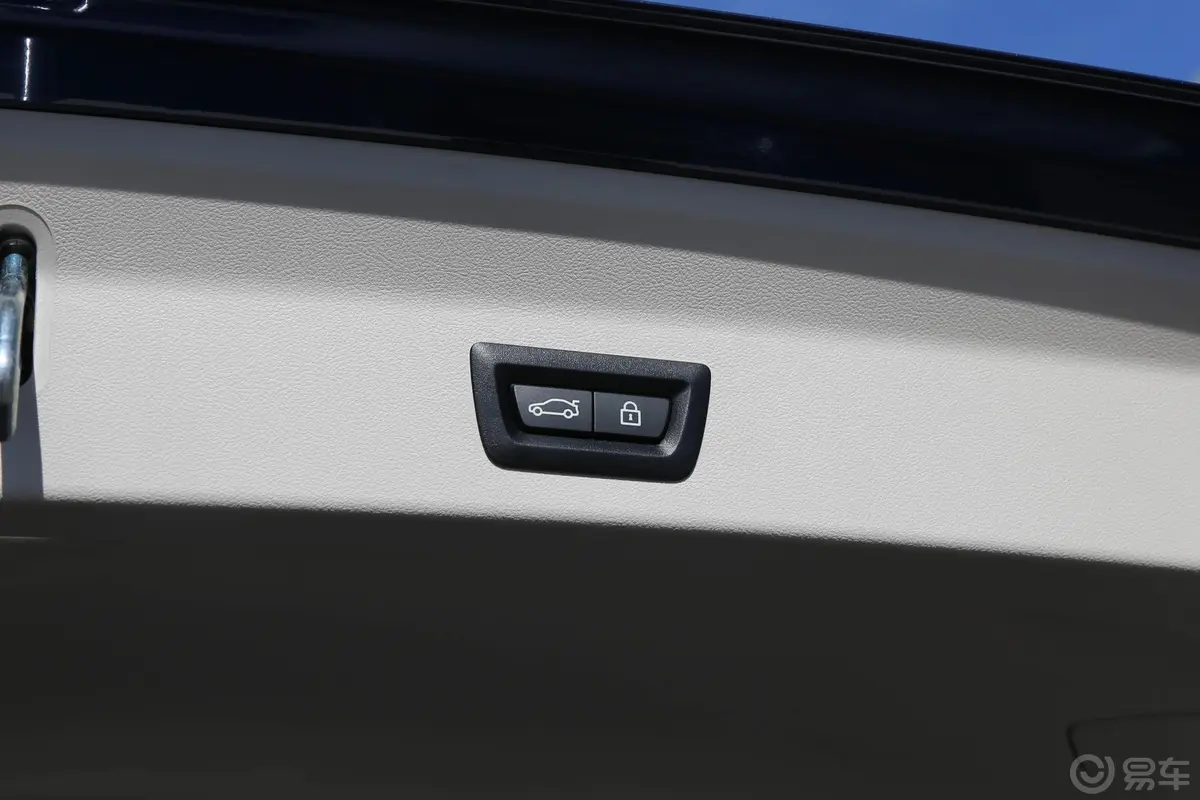宝马X3xDrive 30i 领先版 M运动套装电动尾门按键（手动扶手）