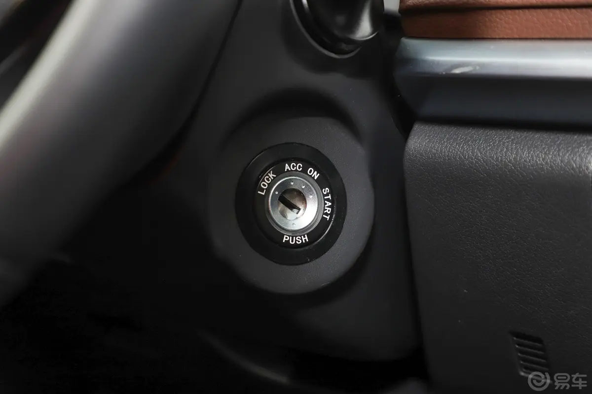 江淮T8大双 2.0T 手动 四驱 豪华版 柴油钥匙孔或一键启动按键