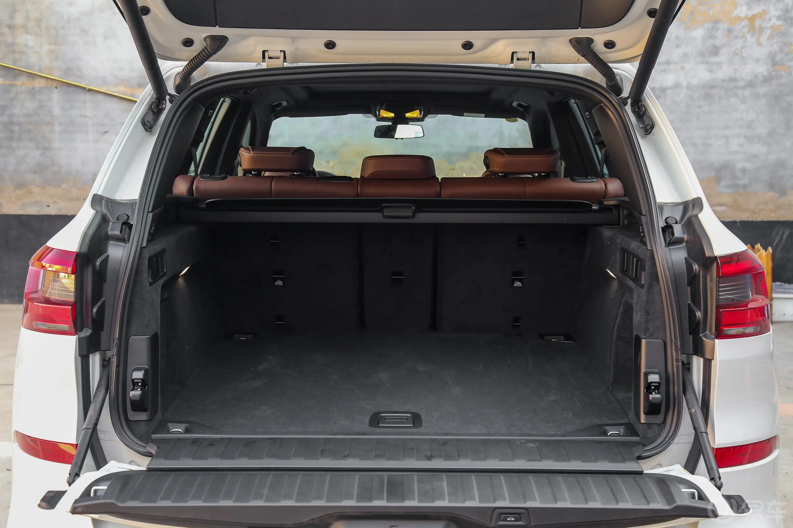 宝马X5(进口)xDrive40i 尊享版 M运动套装后备厢空间特写