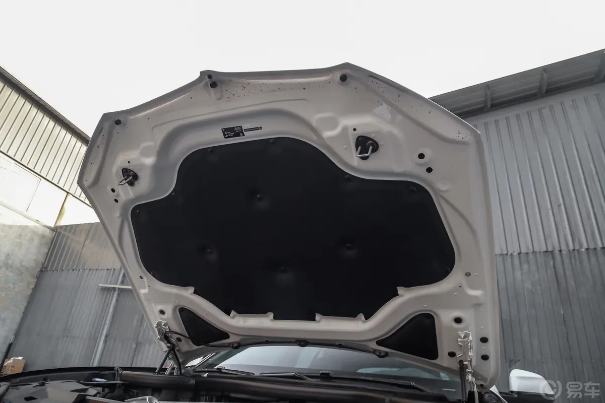宝马X5(进口)xDrive40i 尊享版 M运动套装发动机舱盖内侧