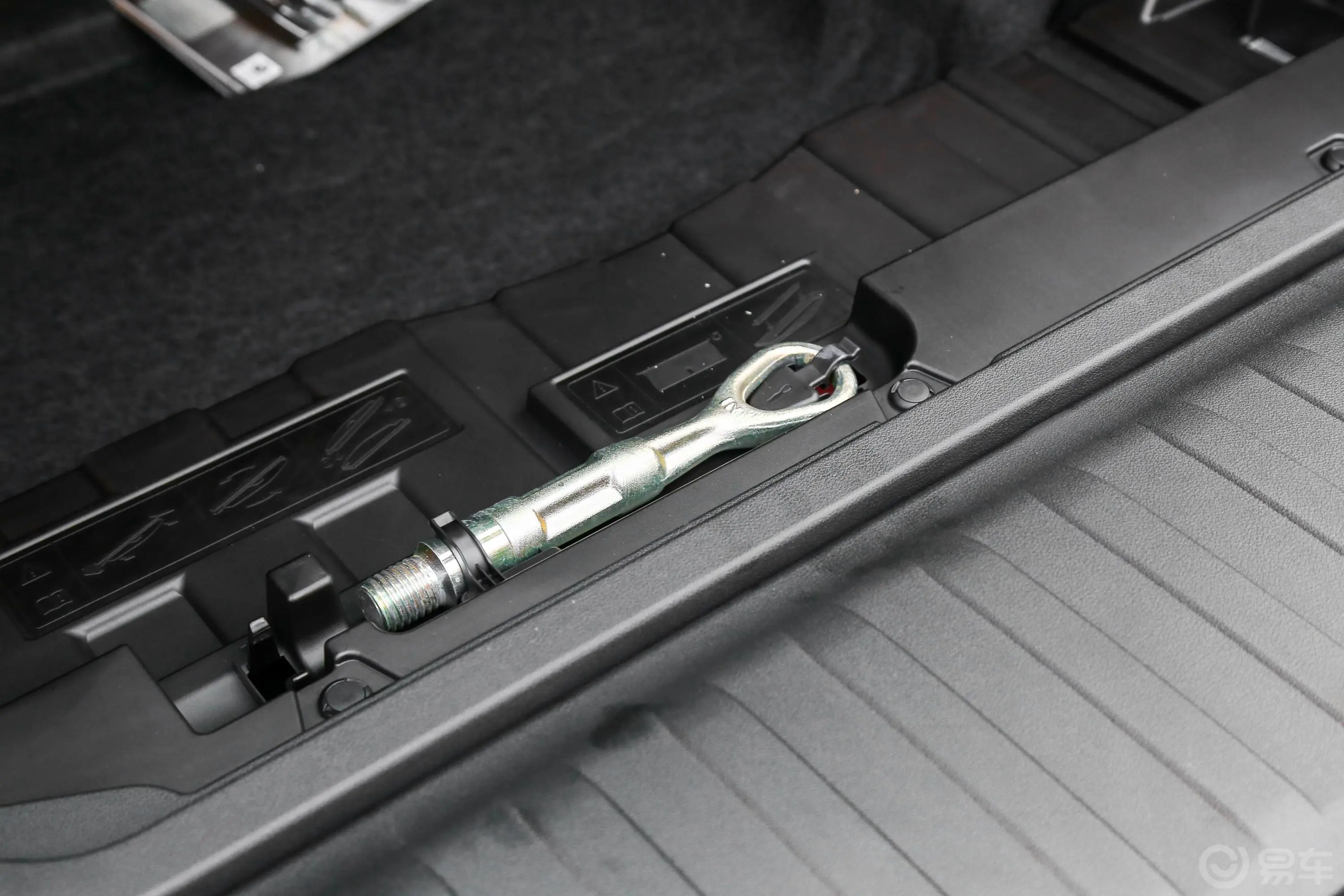 宝马X5(进口)xDrive40i 尊享版 M运动套装随车工具
