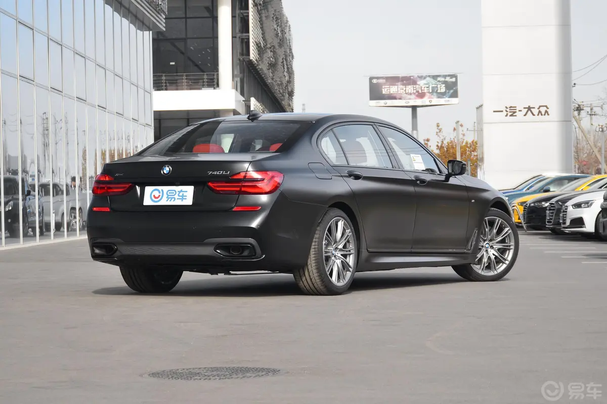 宝马7系黑焰版 740Li xDrive 尊享版 M运动套装侧后45度车头向右水平