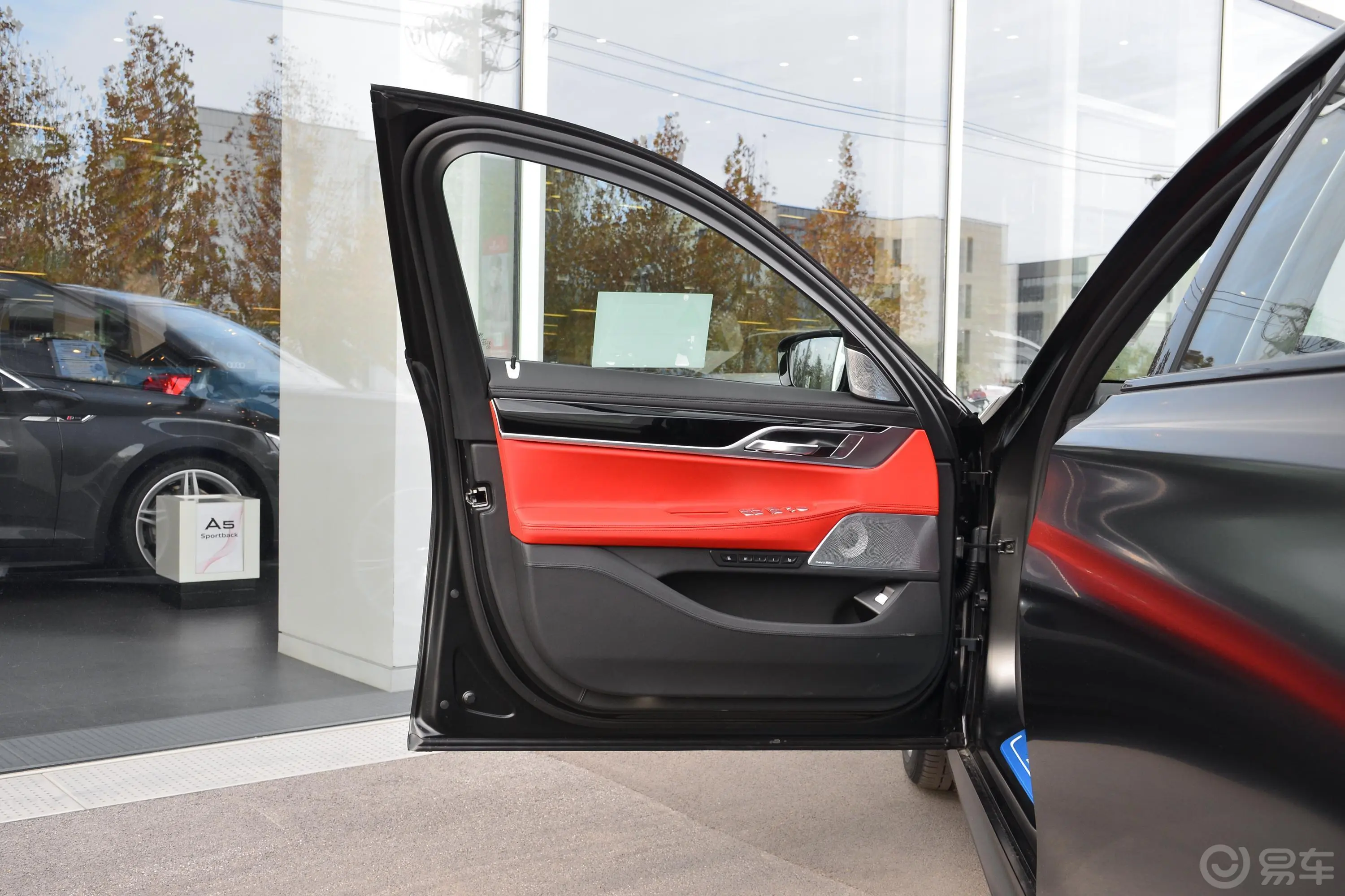 宝马7系黑焰版 740Li xDrive 尊享版 M运动套装驾驶员侧前车门