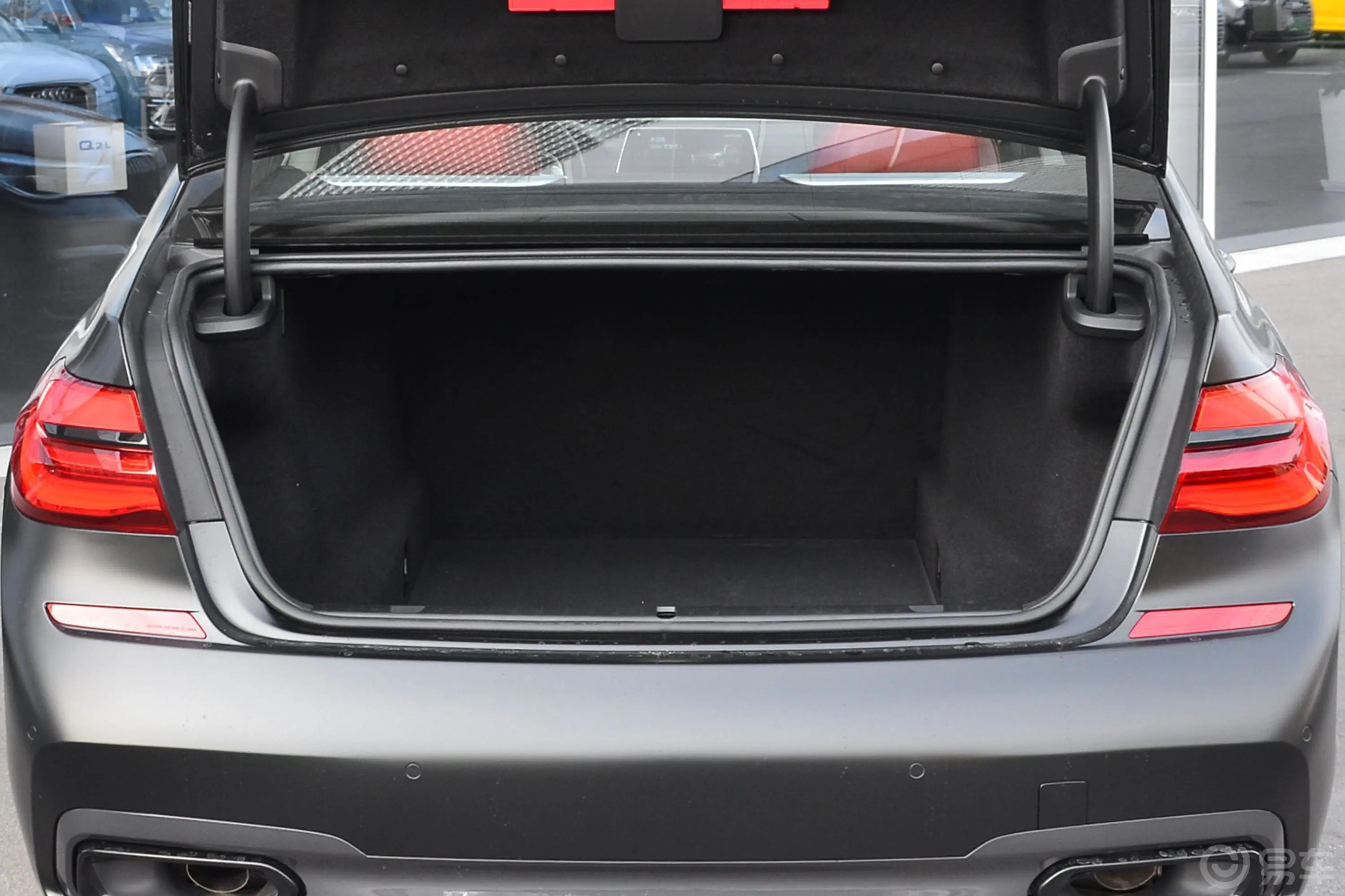 宝马7系黑焰版 740Li xDrive 尊享版 M运动套装后备厢空间特写