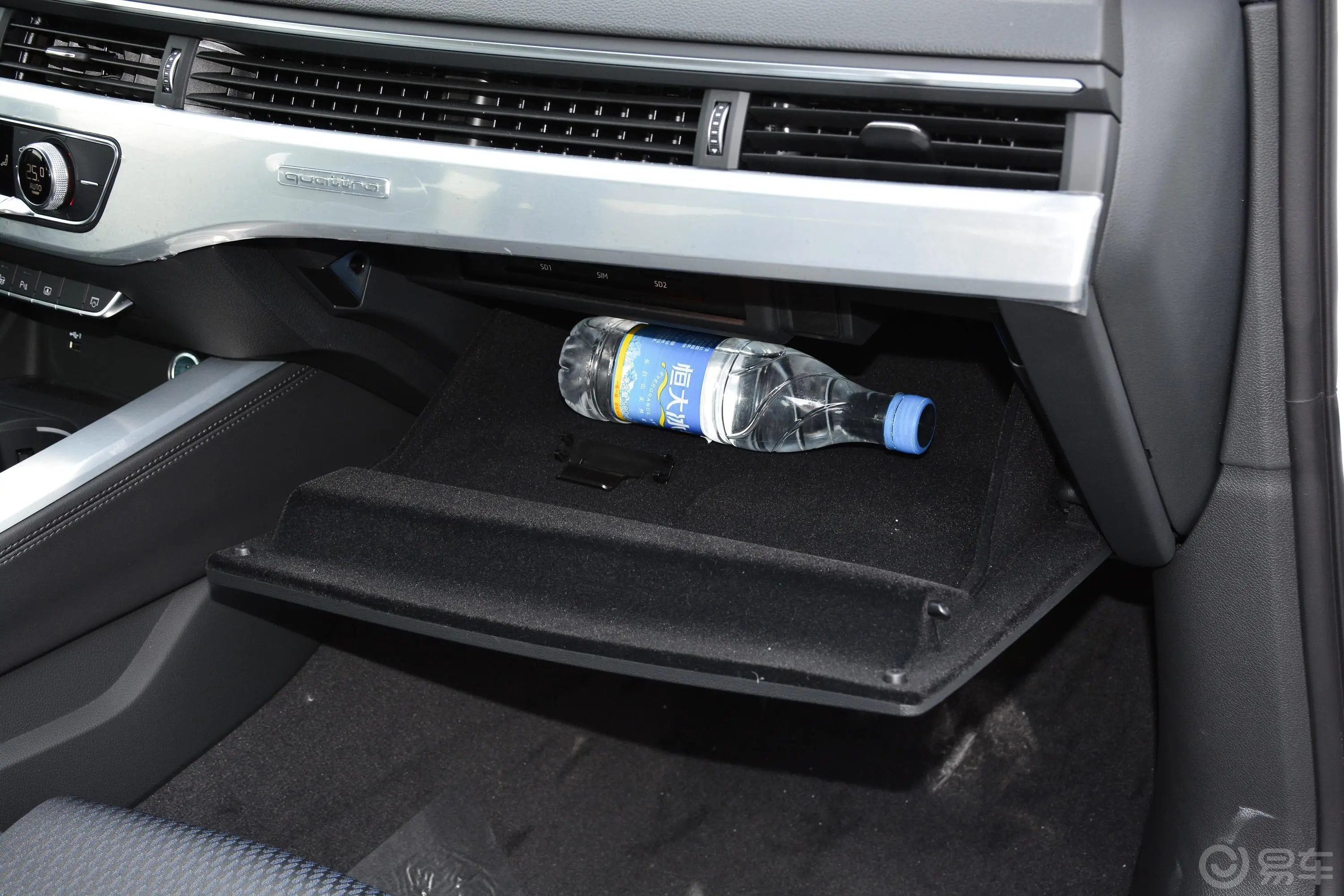 奥迪A4L45 TFSI quattro运动版 国V手套箱空间水瓶横置
