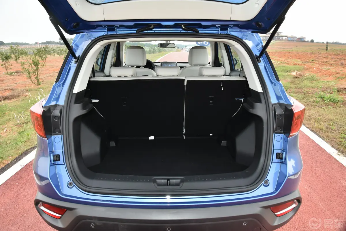 汉腾X5 EV豪华版后备厢空间特写