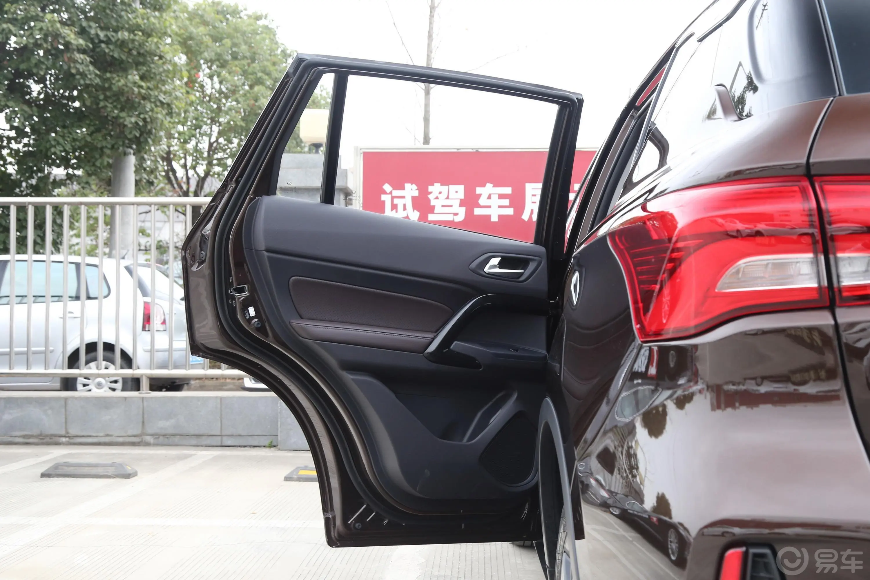 广汽ix4领先版驾驶员侧后车门