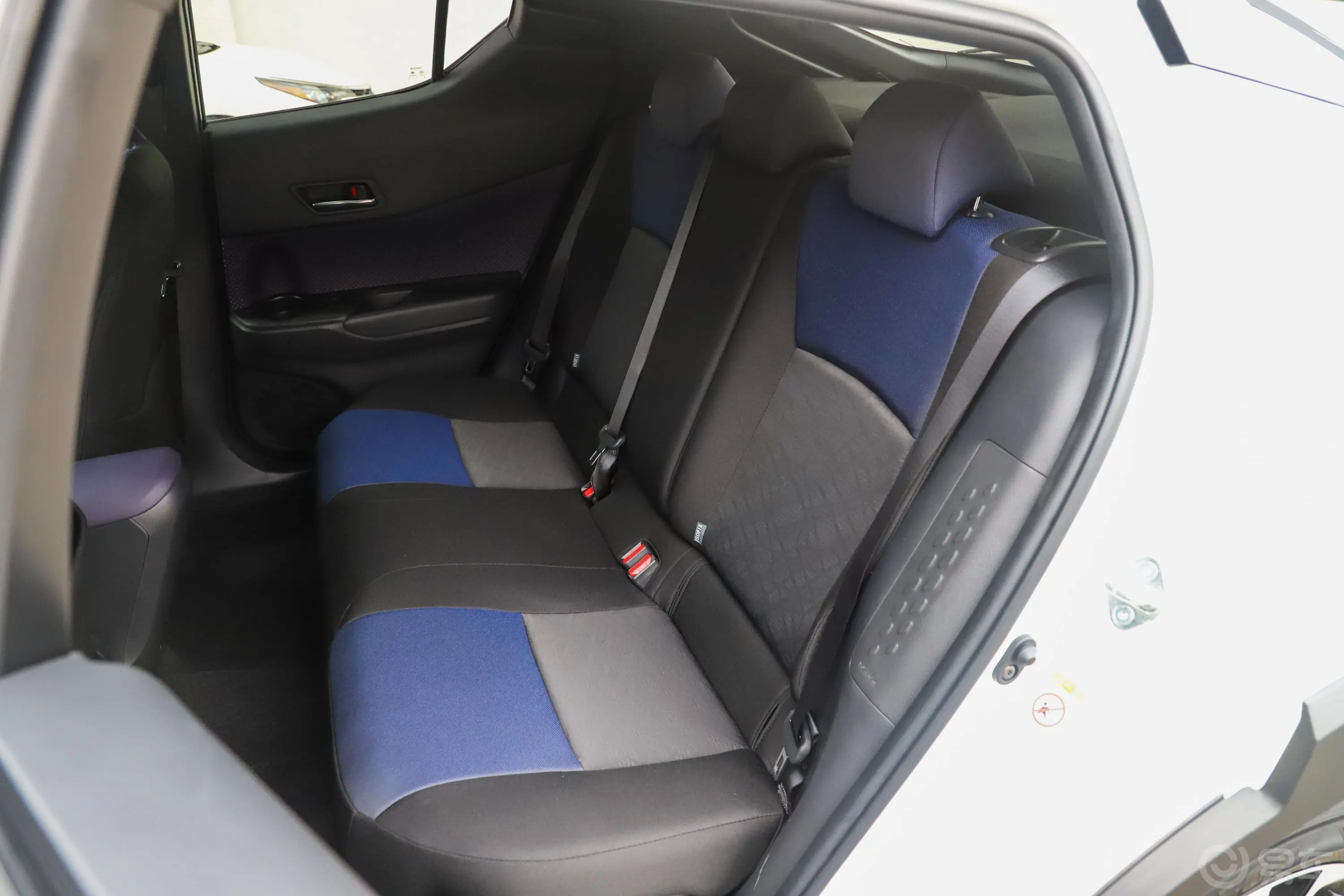 丰田C-HR2.0L CVT 酷越豪华版 国V后排座椅