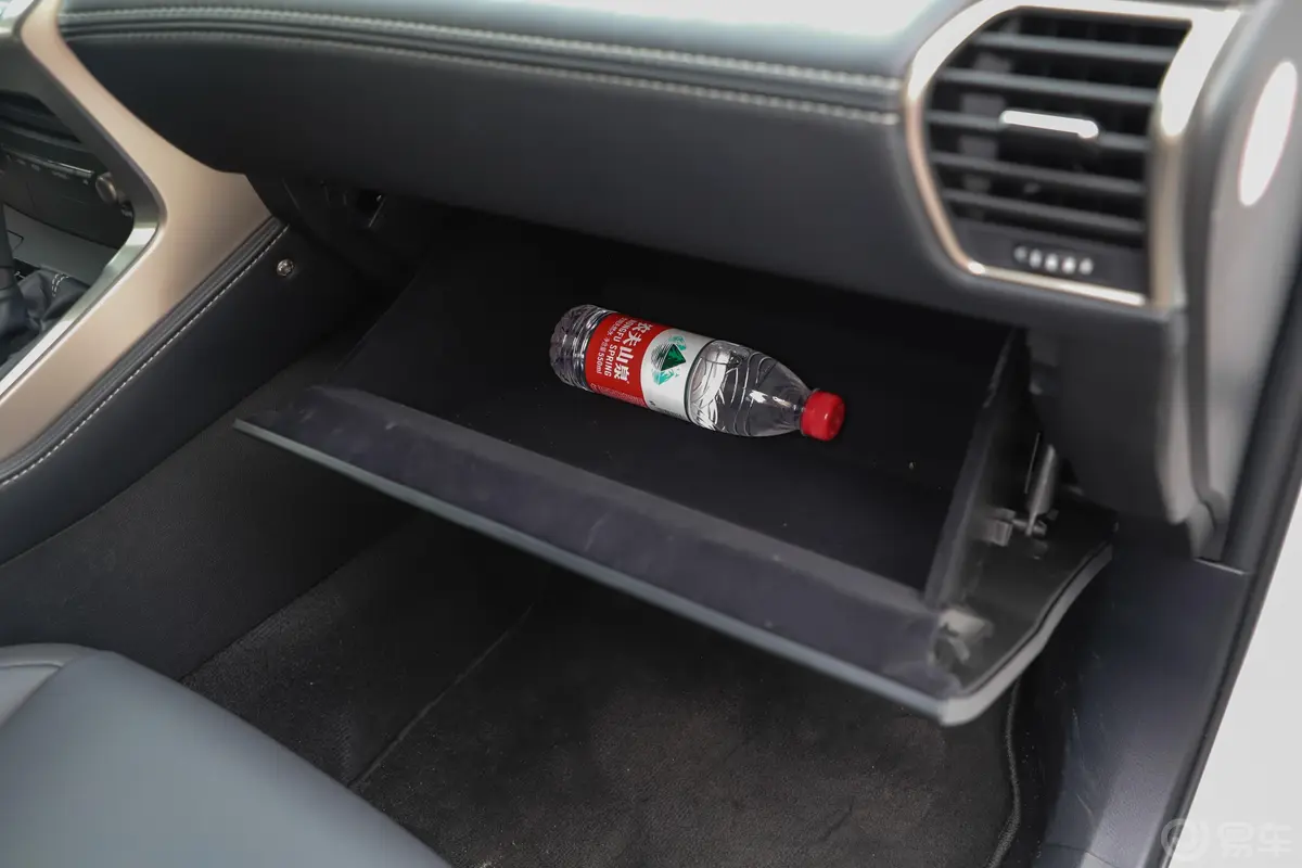 雷克萨斯NX200 锋尚版 国V手套箱空间水瓶横置