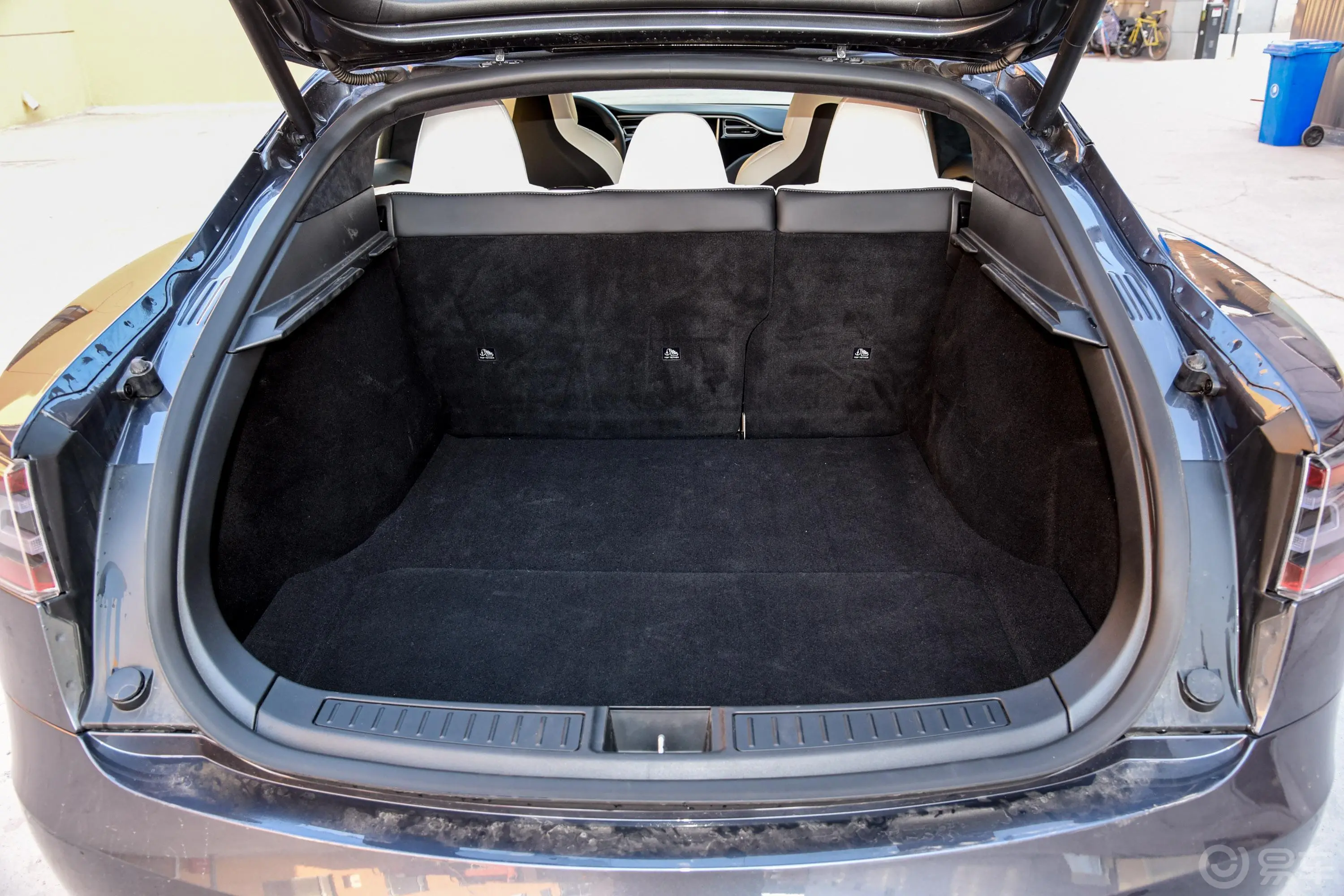 Model S长续航版后备厢空间特写