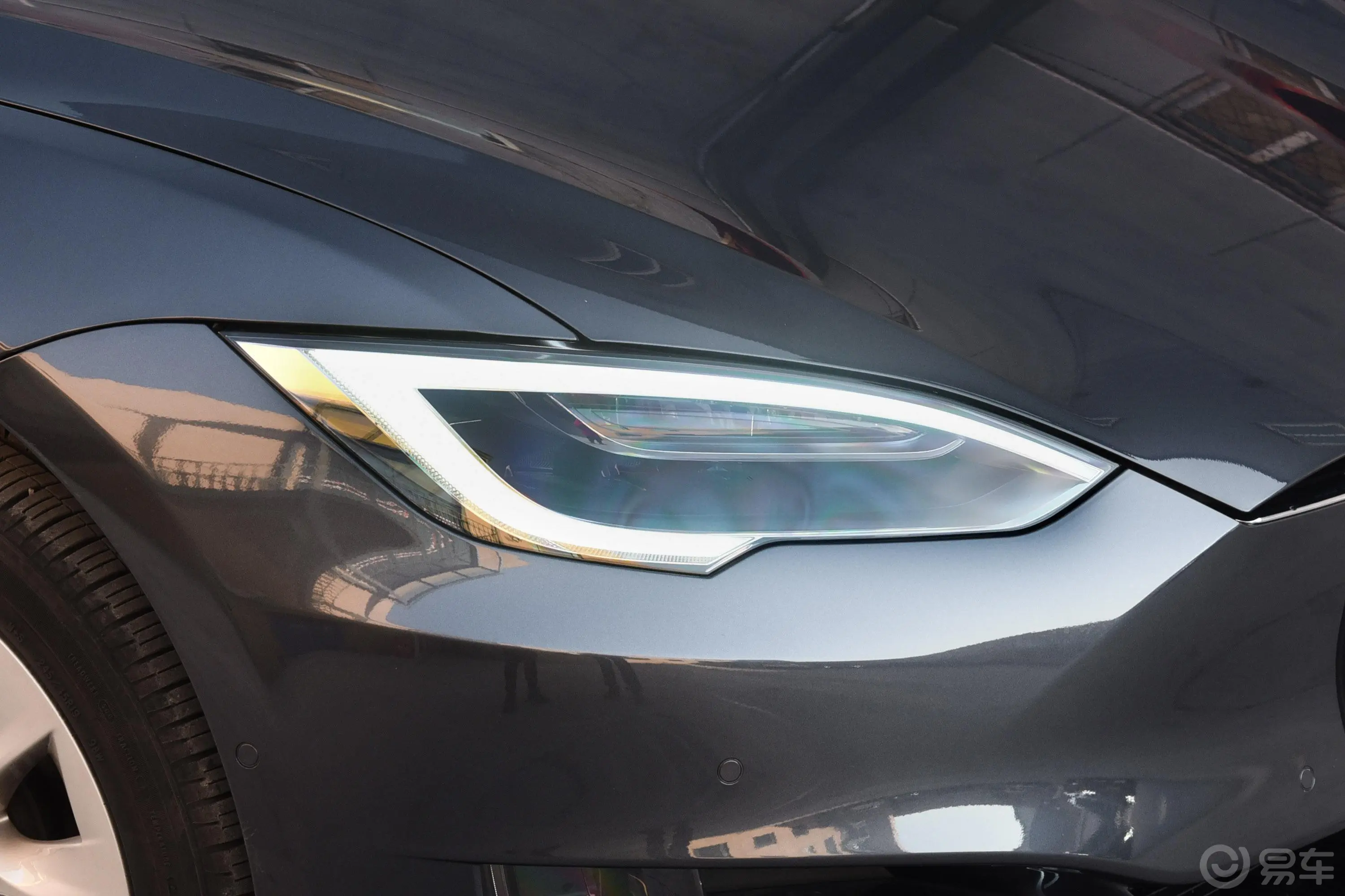 Model S长续航版大灯侧45度俯拍