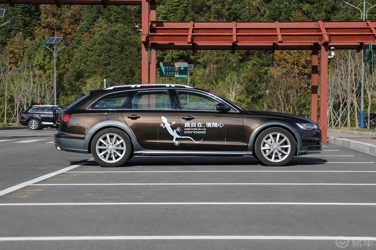 奥迪A63.0T allroad quattro正侧车头向右水平