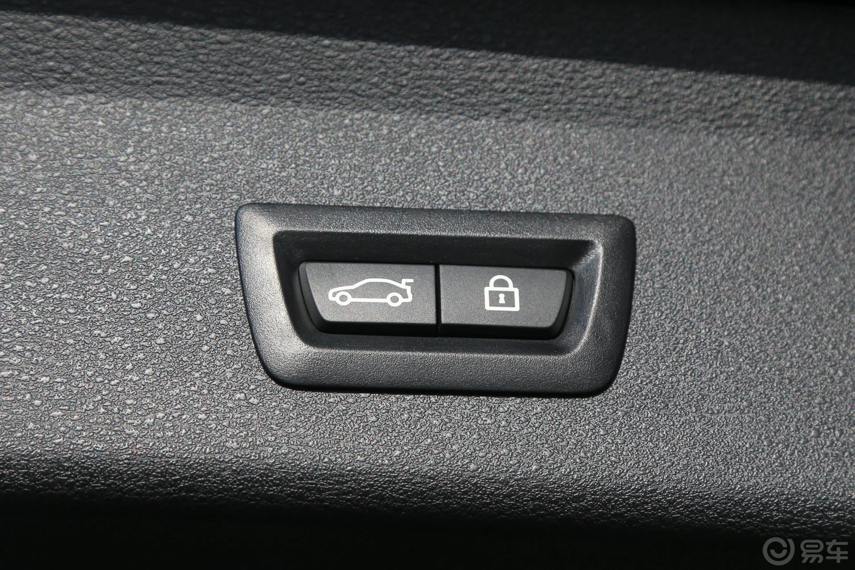 宝马X1xDrive20Li 豪华版电动尾门按键（手动扶手）