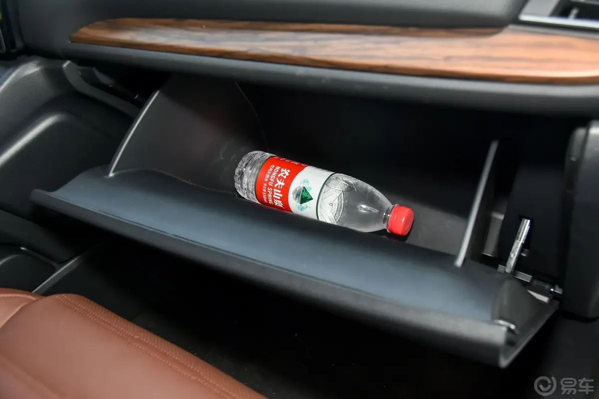 本田CR-V混动 2.0L 四驱 净享版 国V手套箱空间水瓶横置