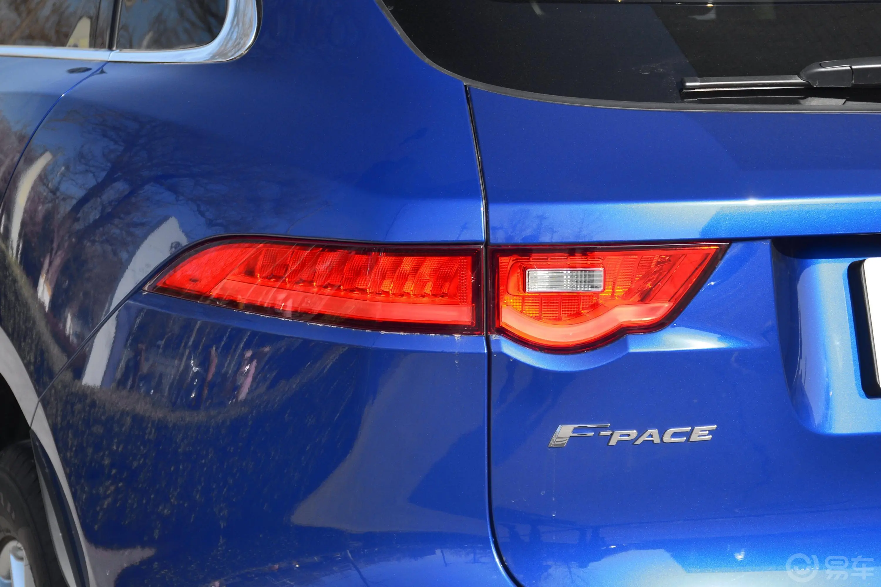 捷豹F-PACE2.0T 四驱 都市尊享版尾灯侧45度俯拍