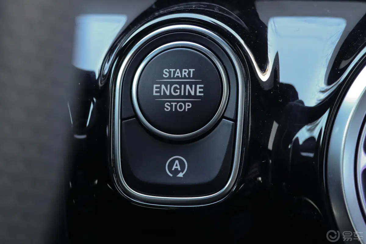 奔驰A级A 200 L 运动轿车钥匙孔或一键启动按键