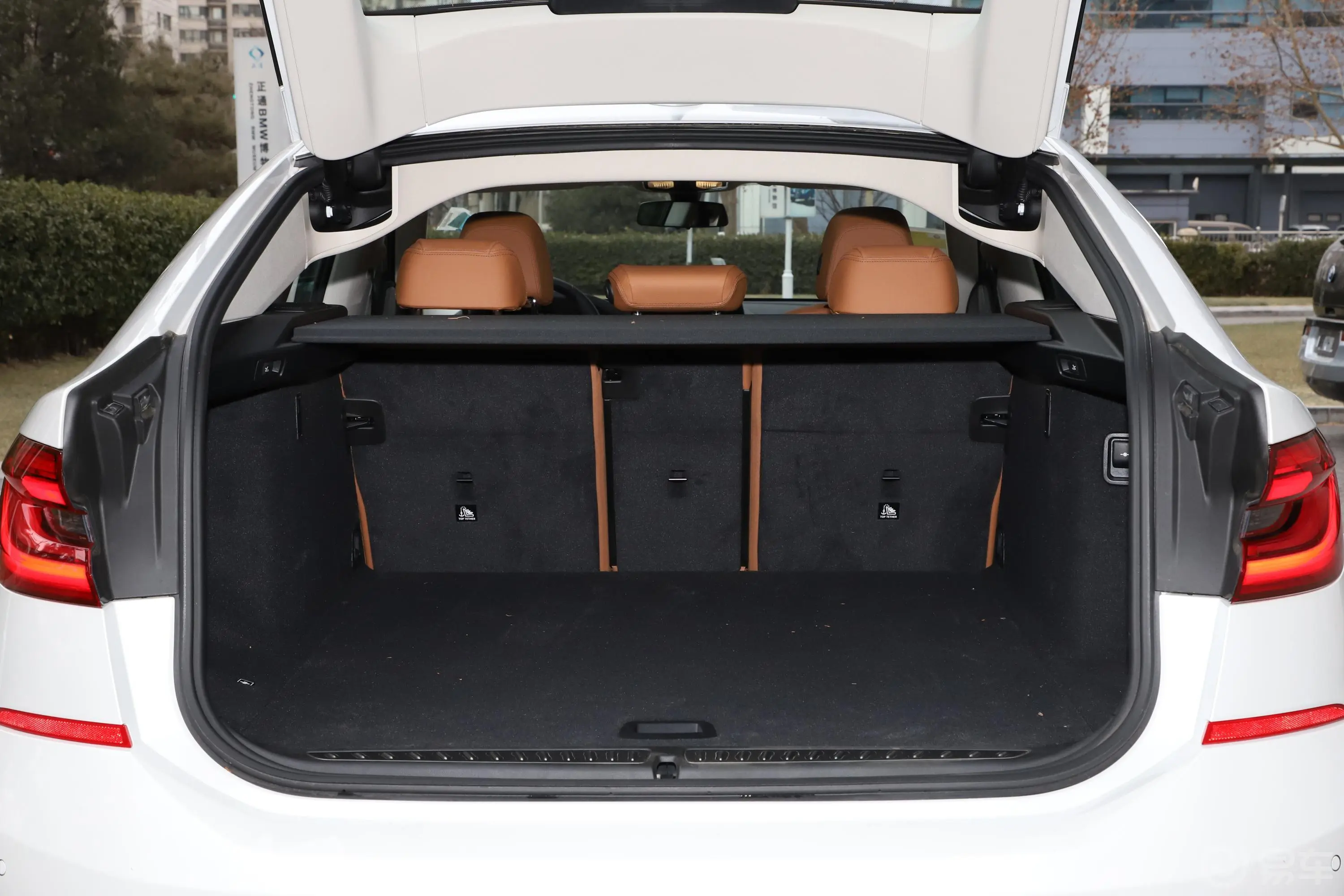 宝马6系GT630i 豪华设计套装后备厢空间特写