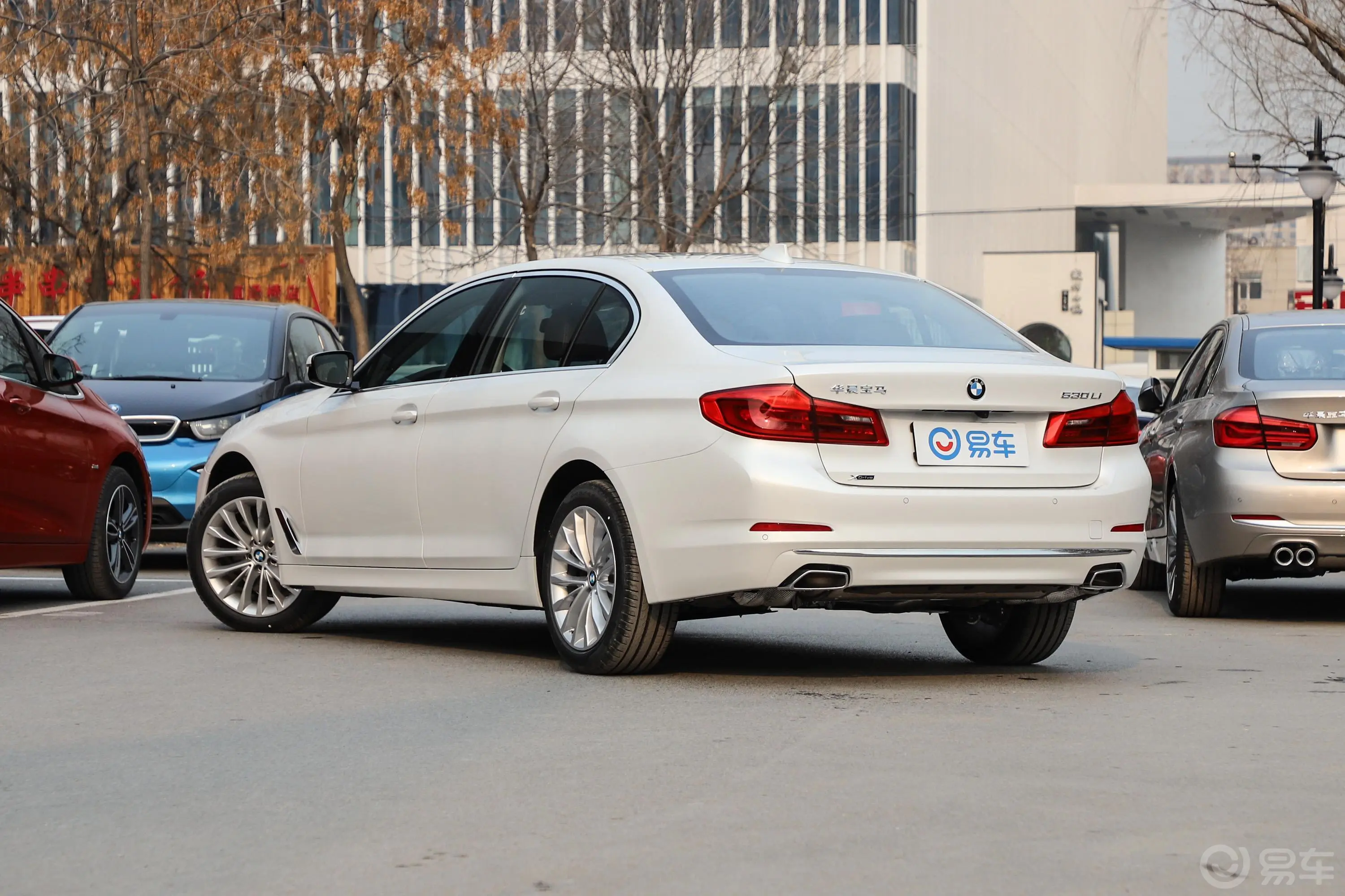 宝马5系530Li xDrive 豪华套装侧后45度车头向左水平