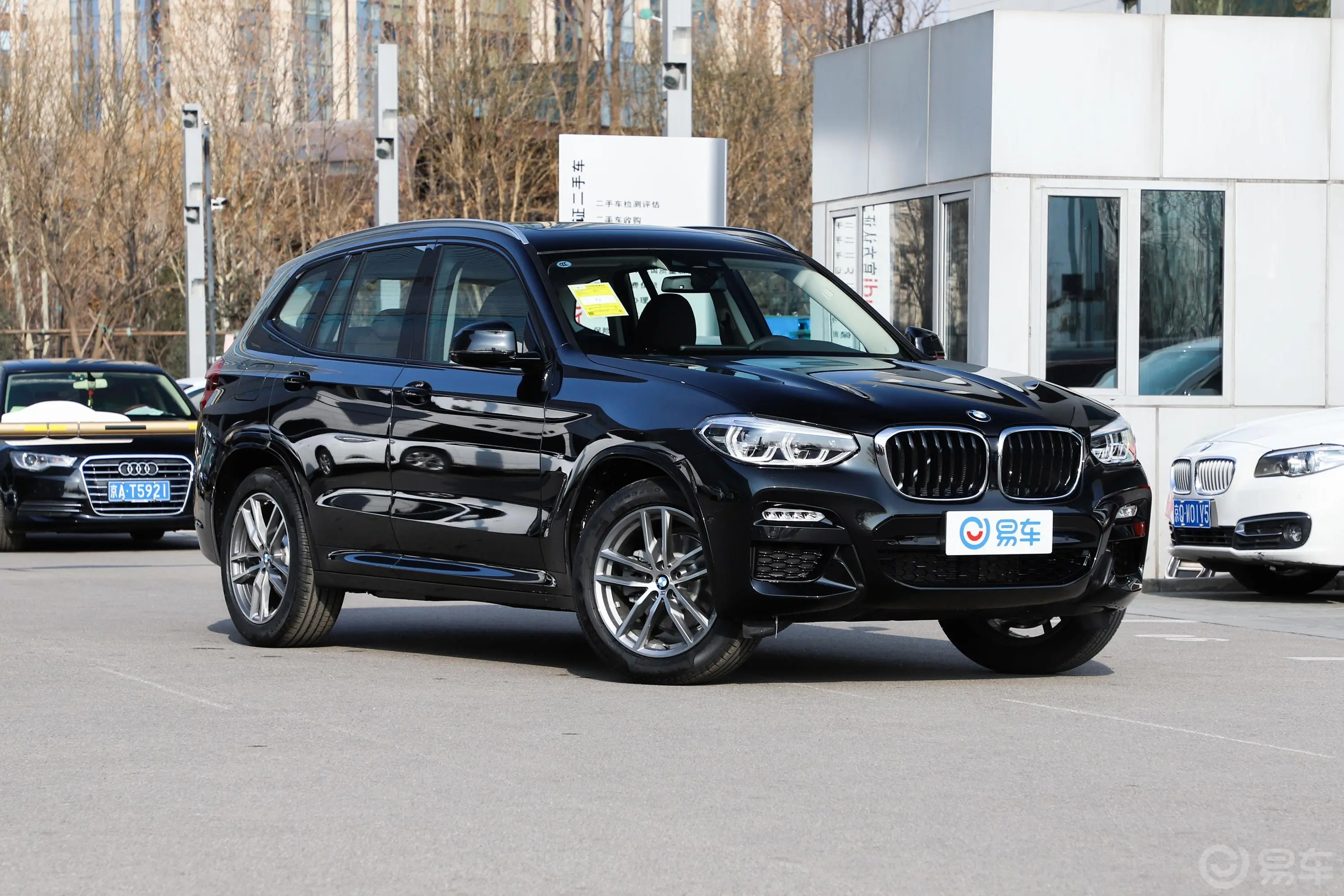 宝马X3xDrive 25i 豪华套装侧前45度车头向右水平