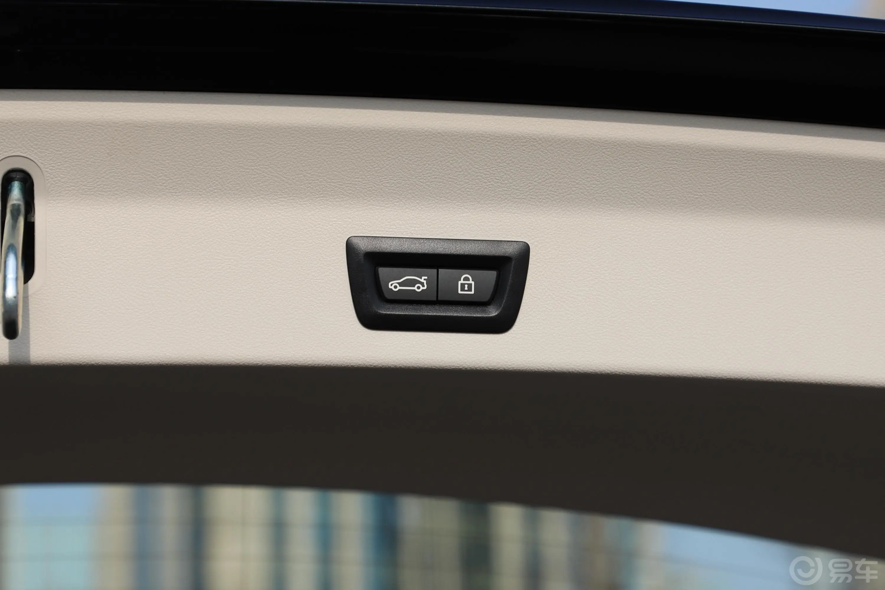 宝马X3xDrive 25i 豪华套装电动尾门按键（手动扶手）