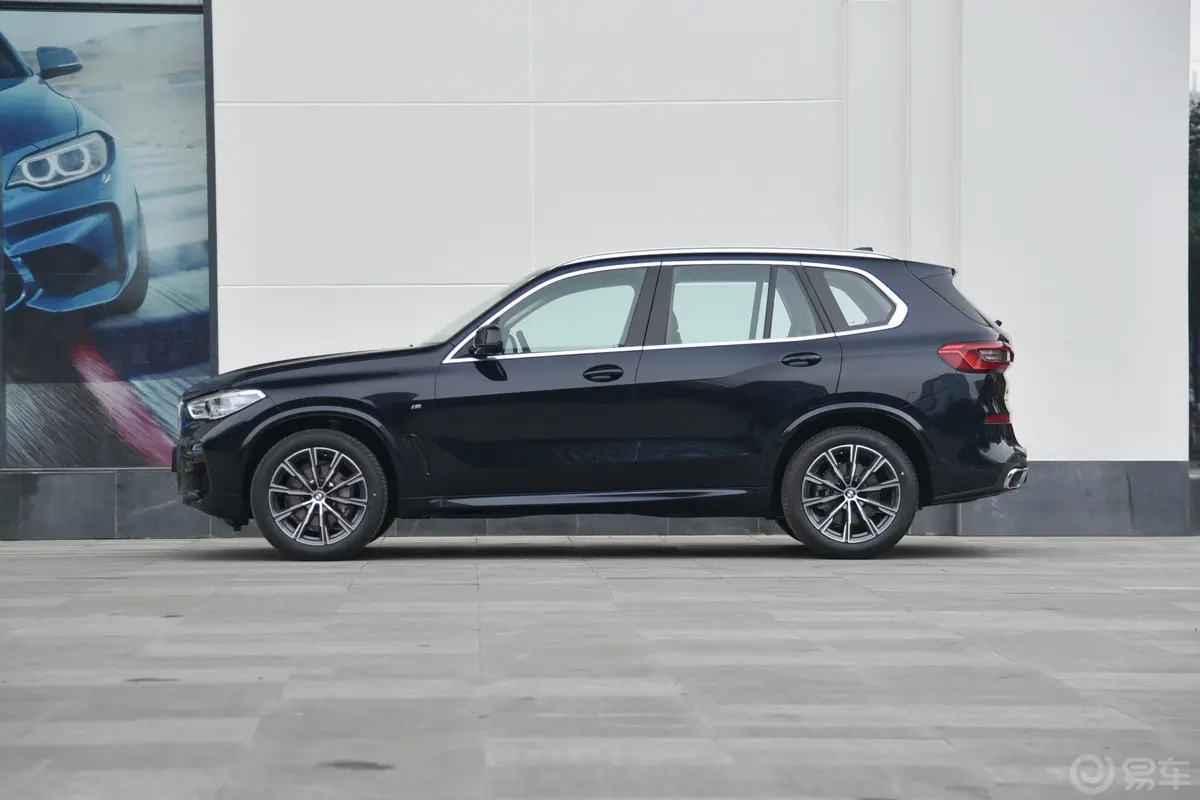 宝马X5(进口)xDrive40i M运动套装正侧车头向左水平