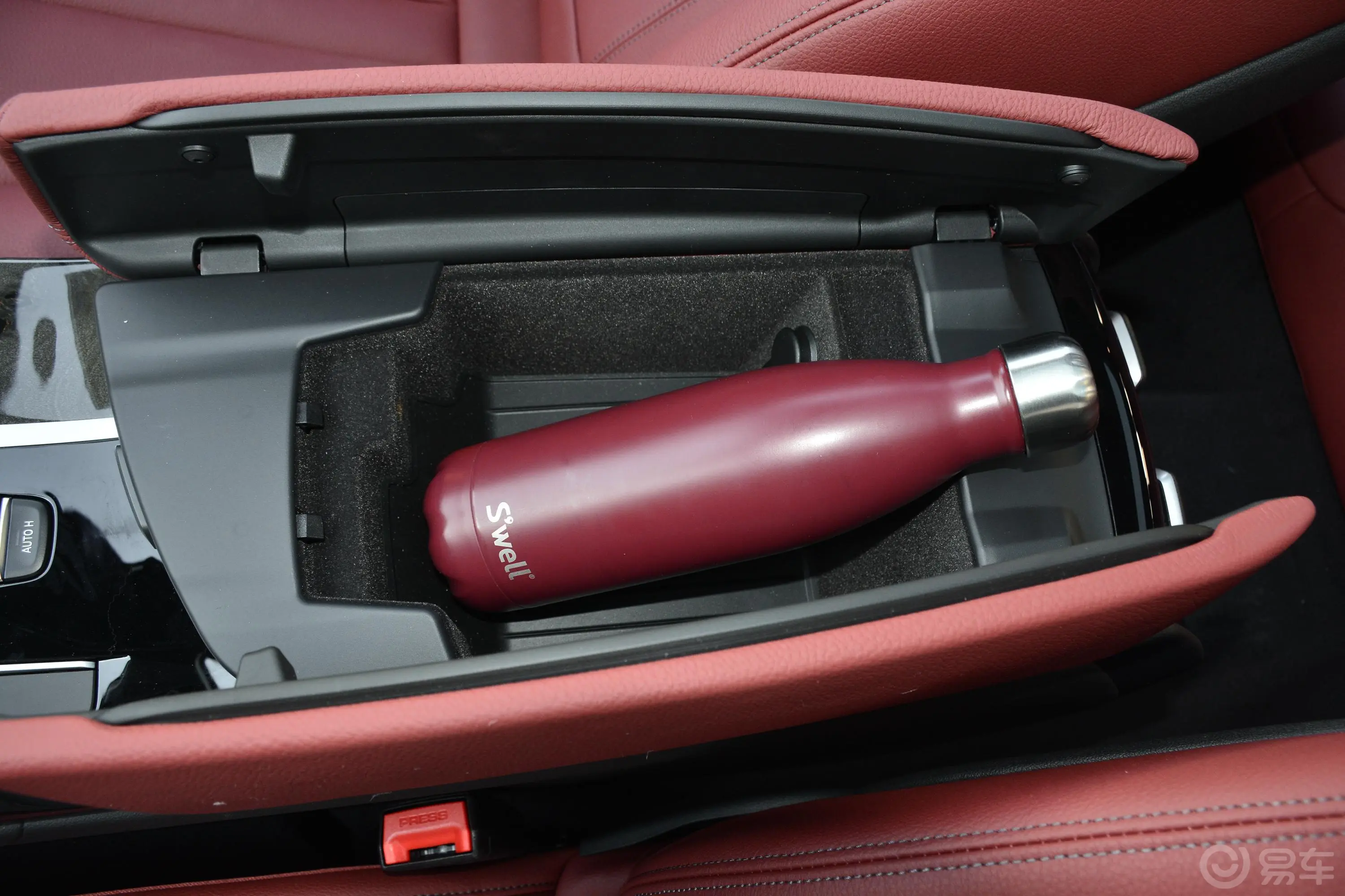 宝马5系530Li xDrive M运动套装前排扶手箱储物格