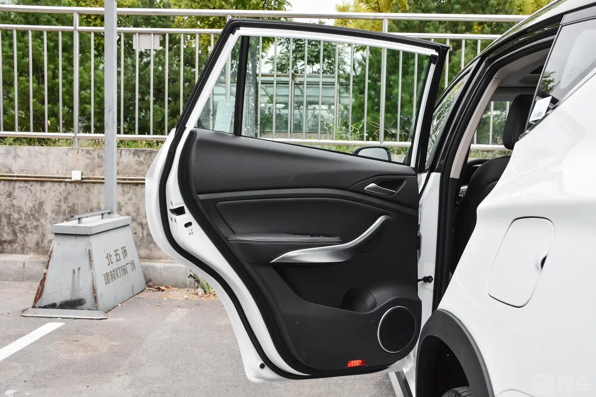 宋新能源EV500 智联领动版驾驶员侧后车门