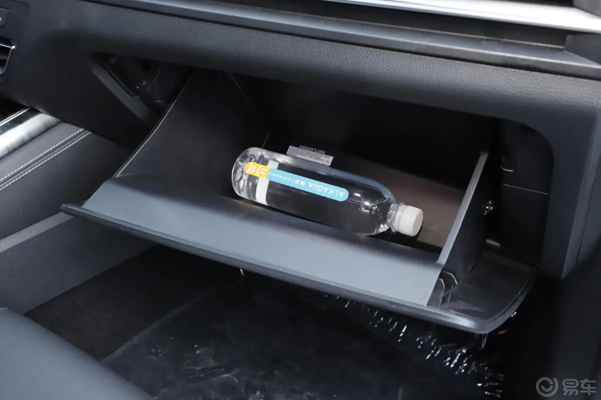 秦Pro新能源EV500 智联领享版手套箱空间水瓶横置