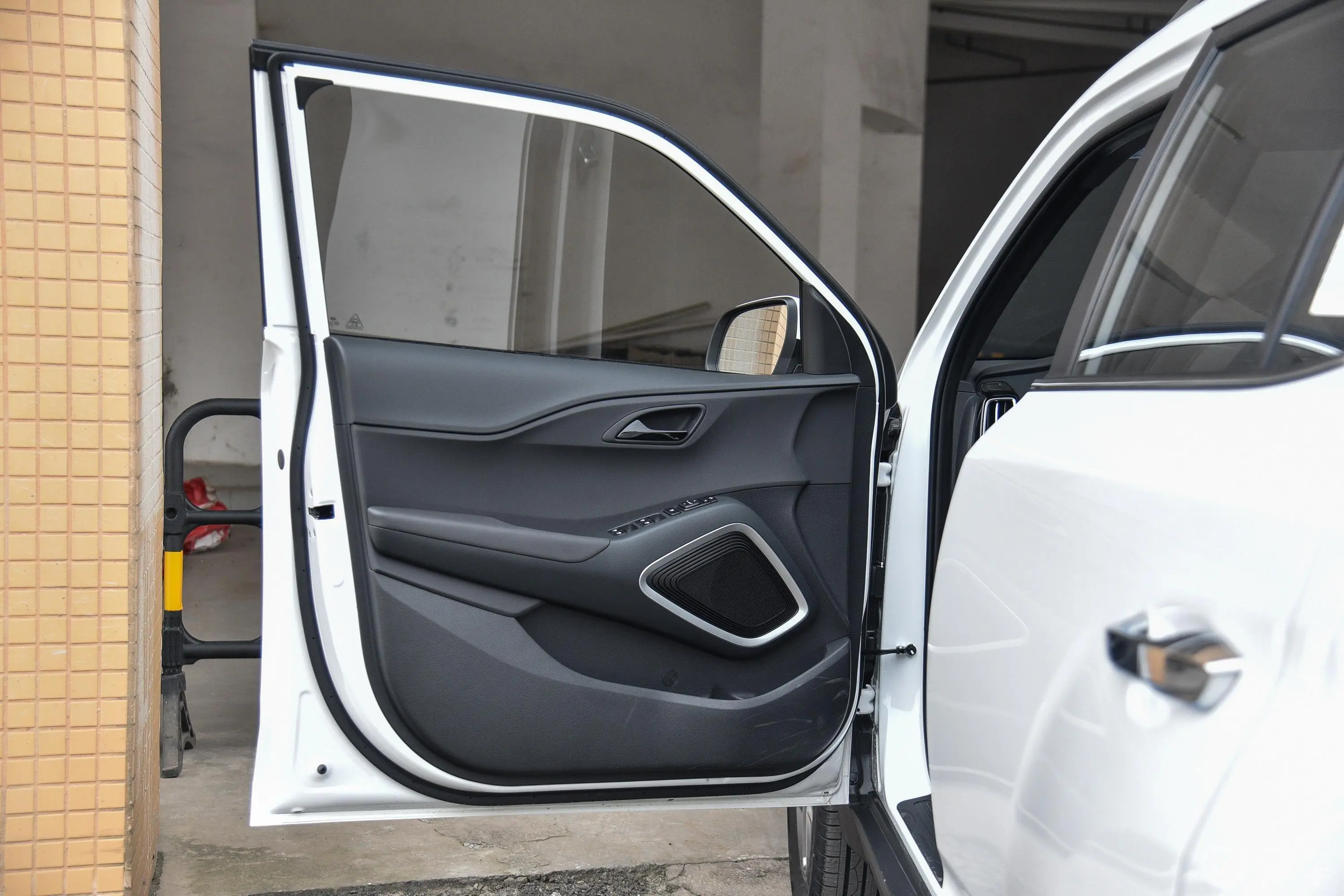 现代ix351.4T 双离合 两驱 智勇·畅享版 国V驾驶员侧前车门