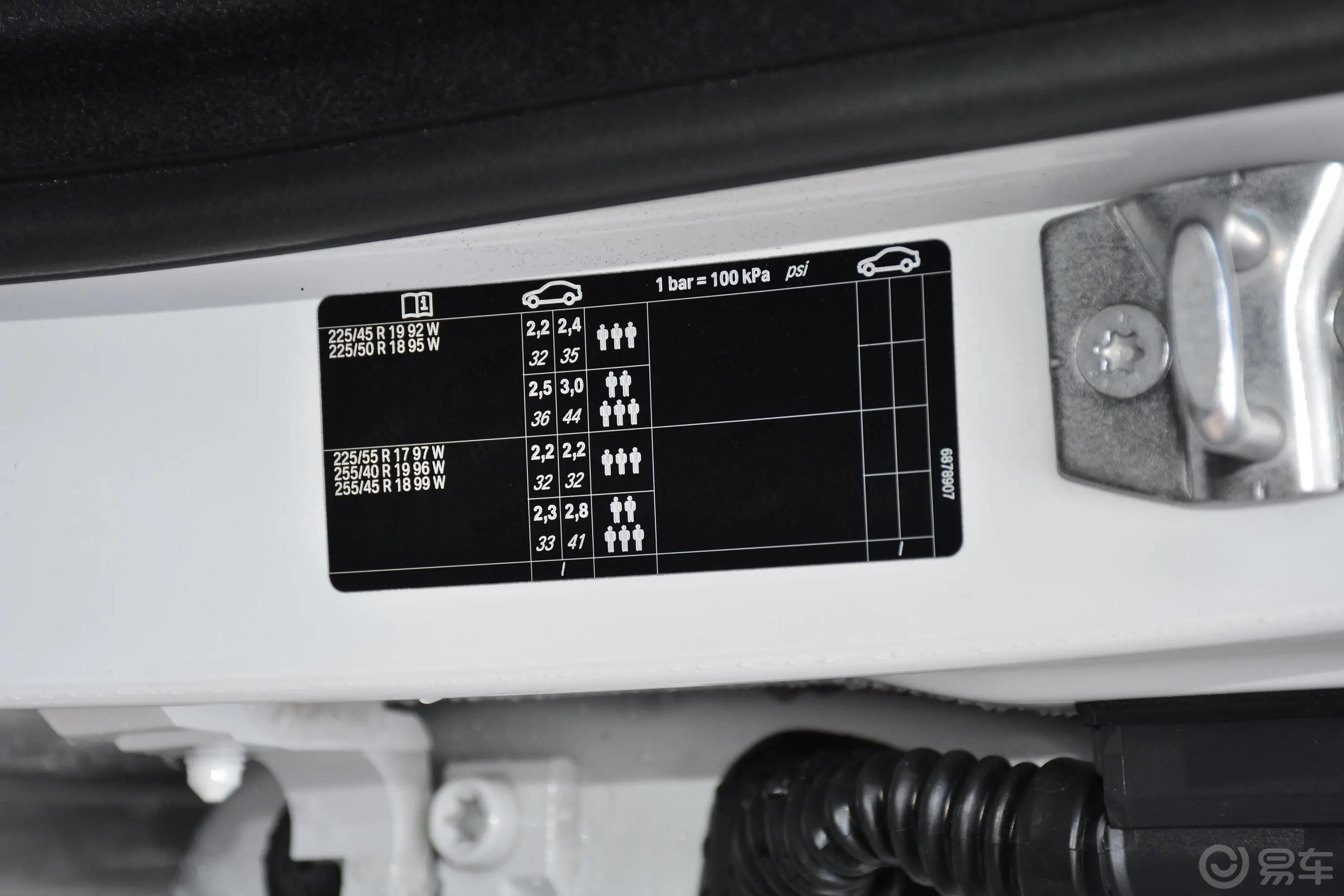 宝马3系GT320i 豪华设计套装胎压信息铭牌