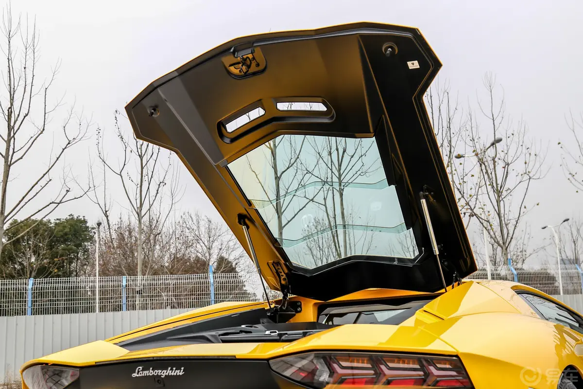 AventadorAventador S Coupe发动机舱盖内侧