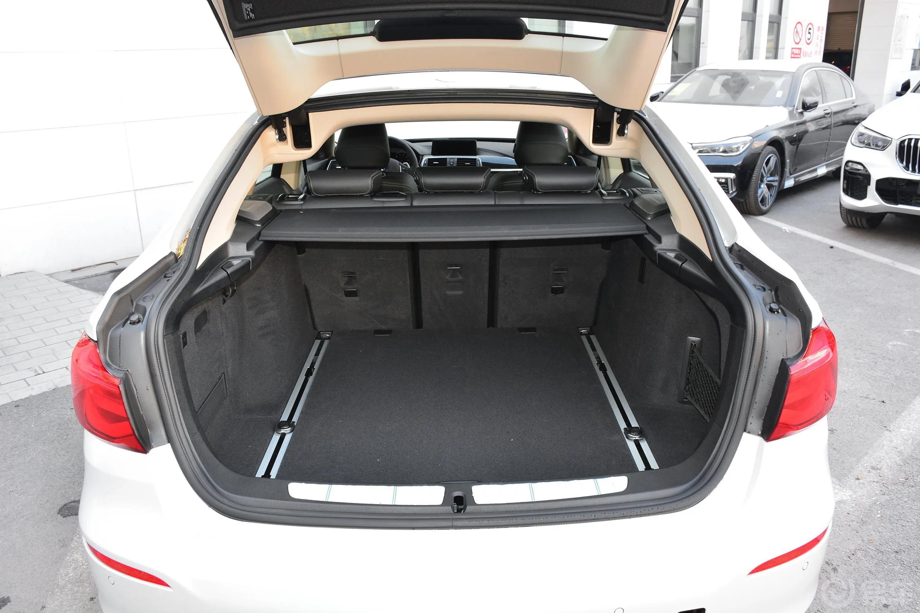 宝马3系GT320i 豪华设计套装后备厢空间特写