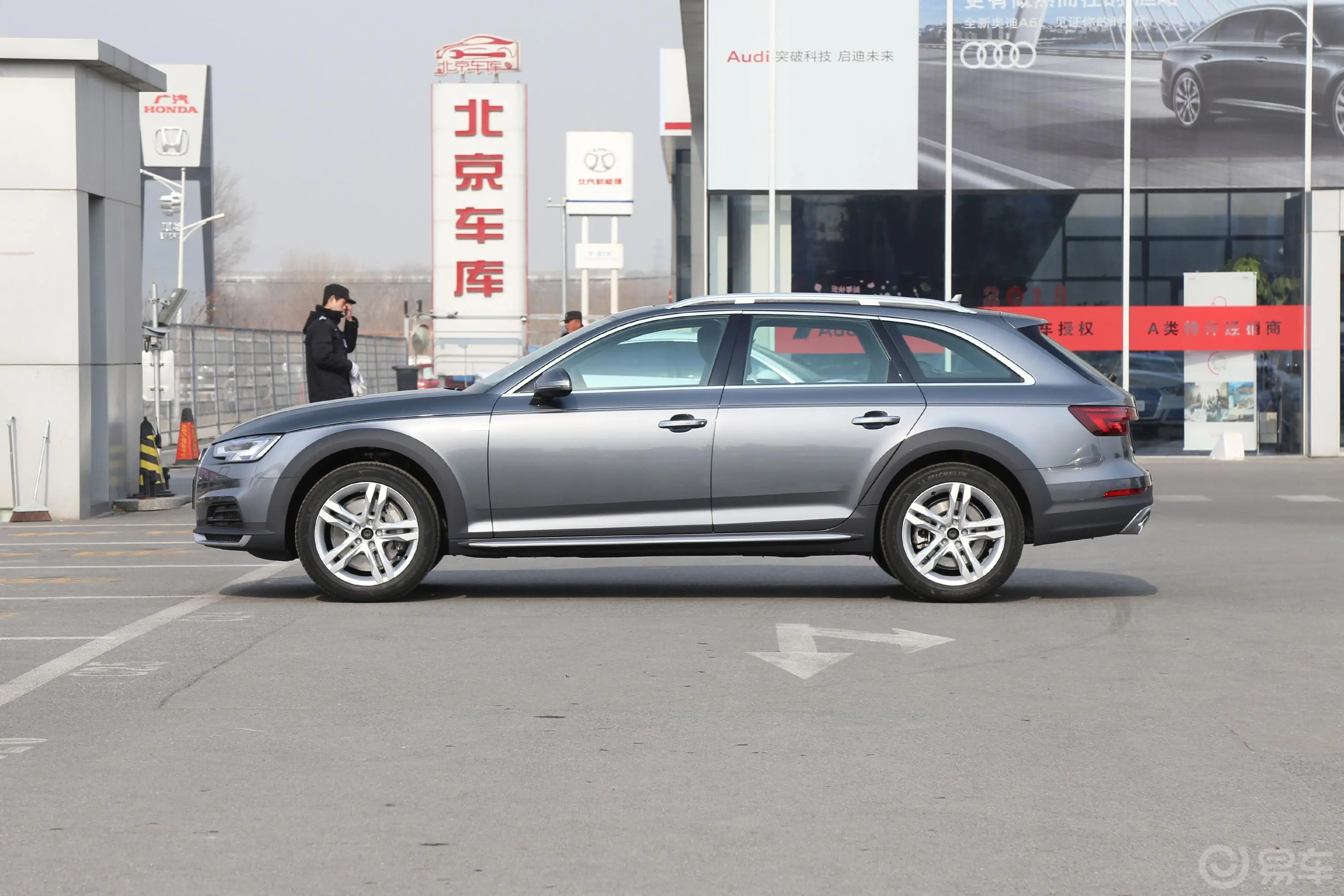 奥迪A4(进口)45TFSI allroad quattro 时尚版外观