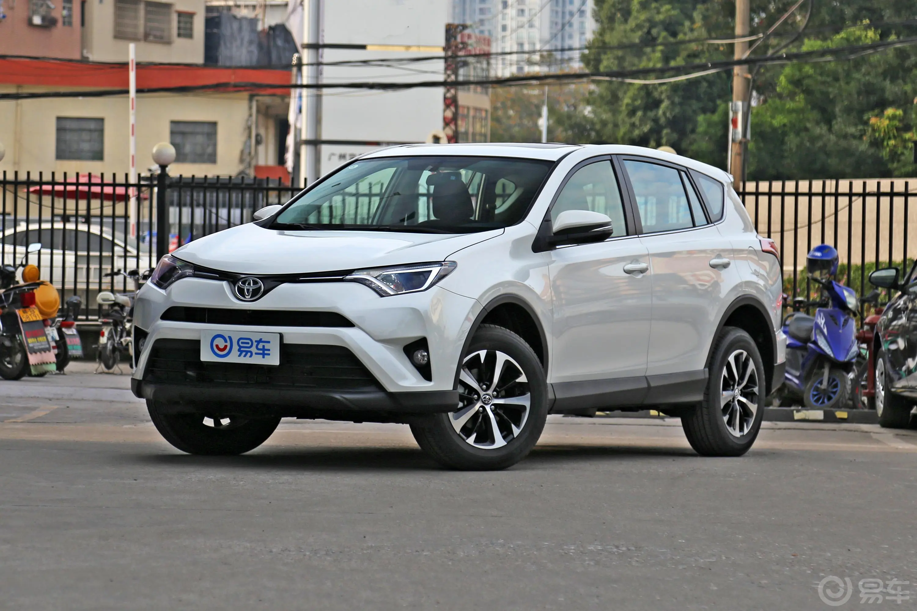 RAV4荣放2.0L CVT 两驱 先锋版 国V侧前45度车头向左水平