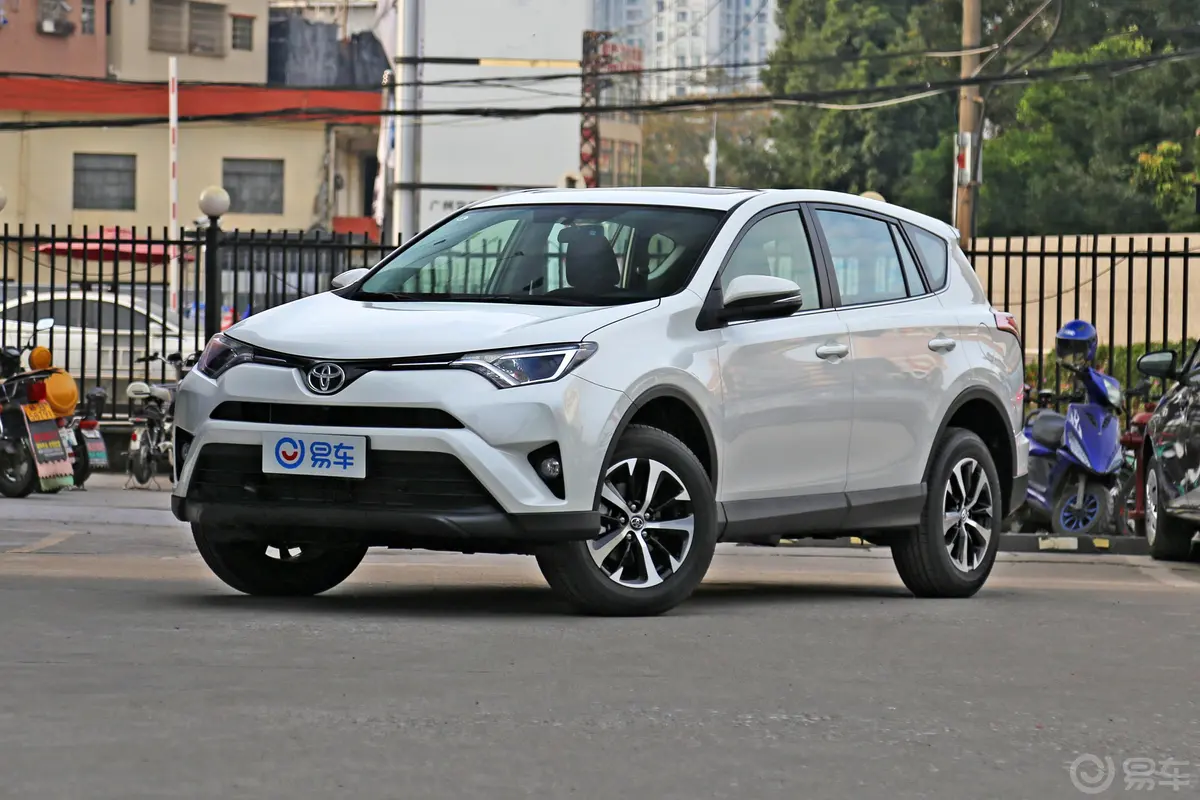 RAV4荣放2.0L CVT 两驱 先锋版 国V侧前45度车头向左水平