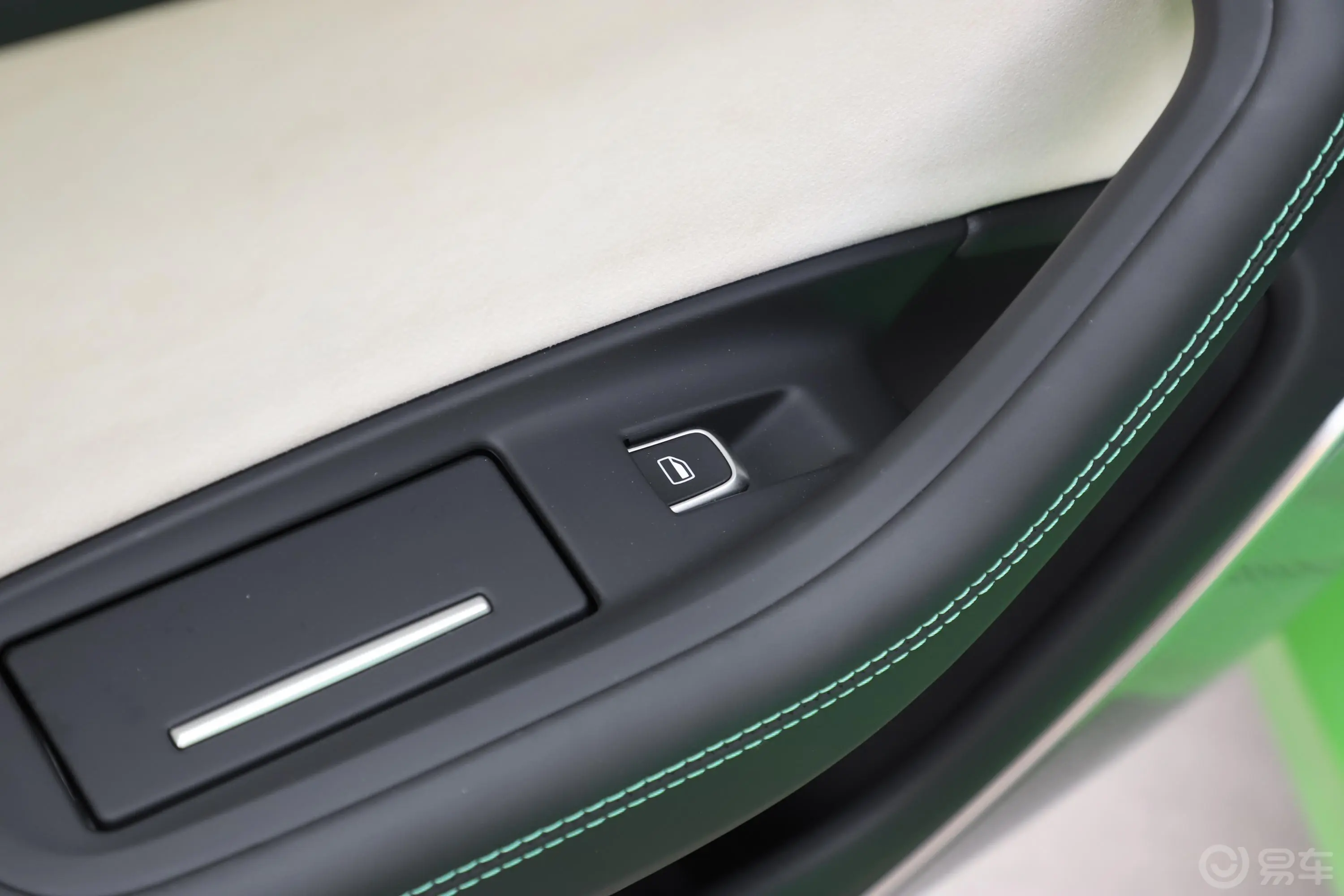 奥迪RS 64.0T Avant 尊享运动限量版后车窗调节