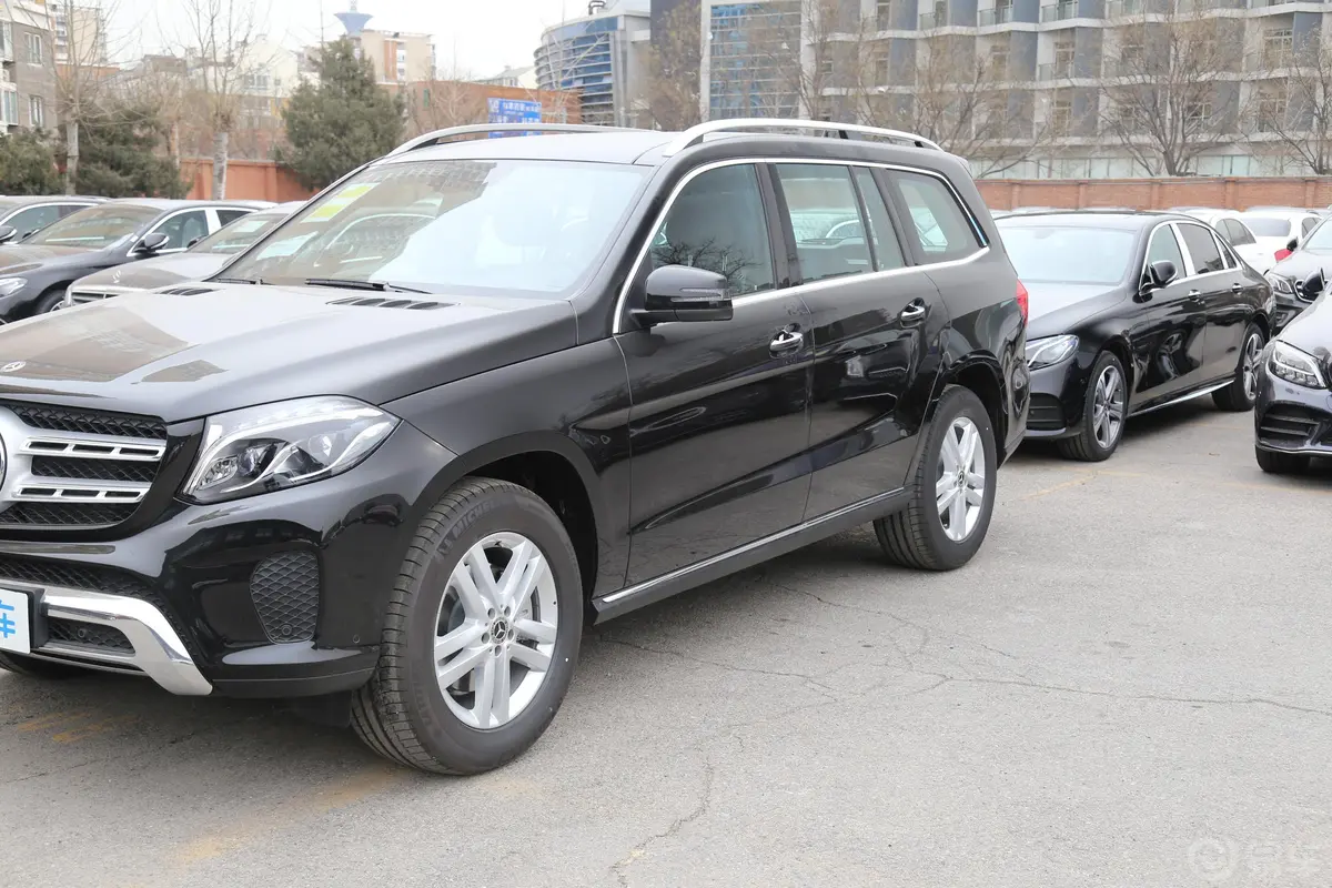 奔驰GLSGLS 320 4MATIC 臻藏版外观