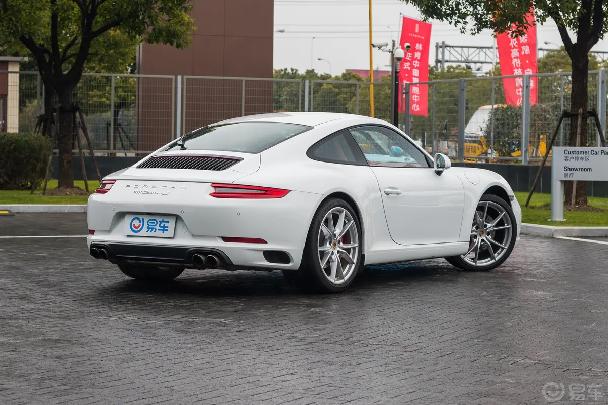 保时捷911Carrera S 3.0T侧后45度车头向右水平