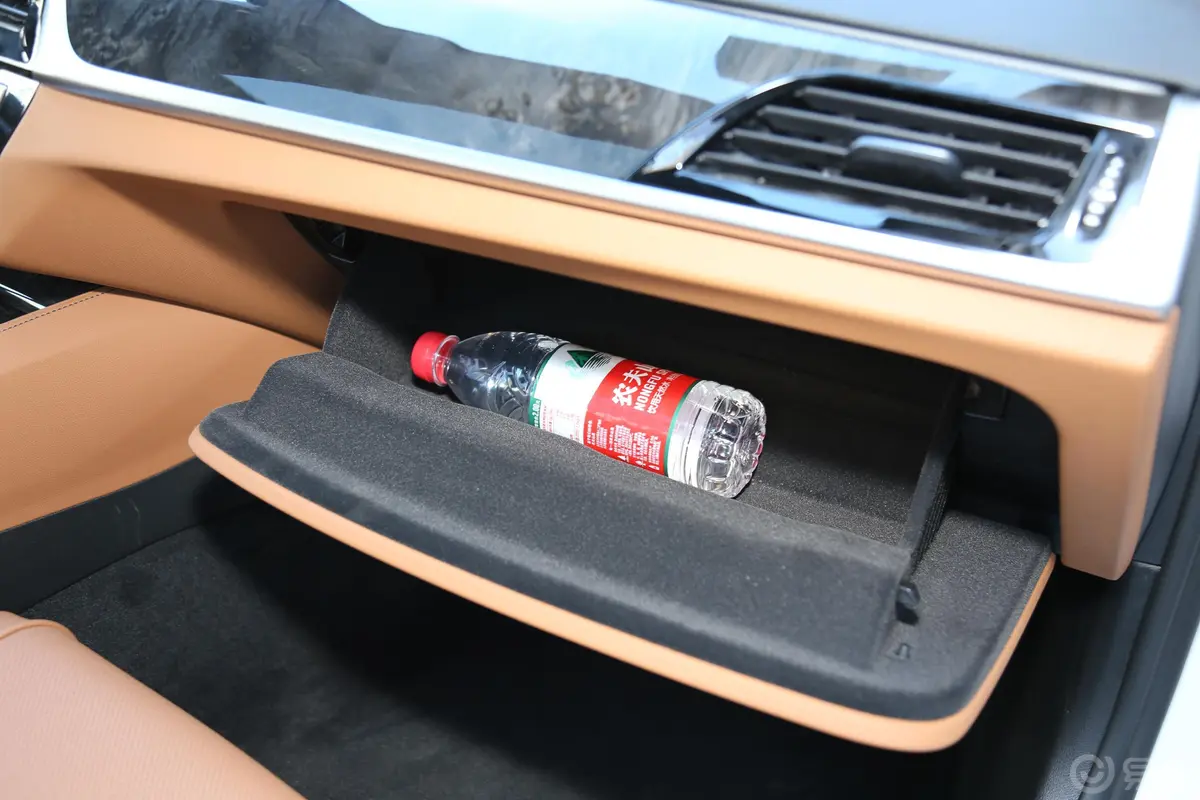 宝马5系530Li 尊享版 M运动套装手套箱空间水瓶横置