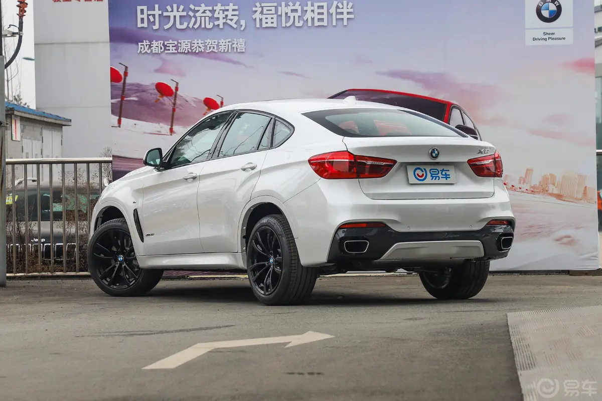 宝马X6xDrive35i M运动套装侧后45度车头向左水平