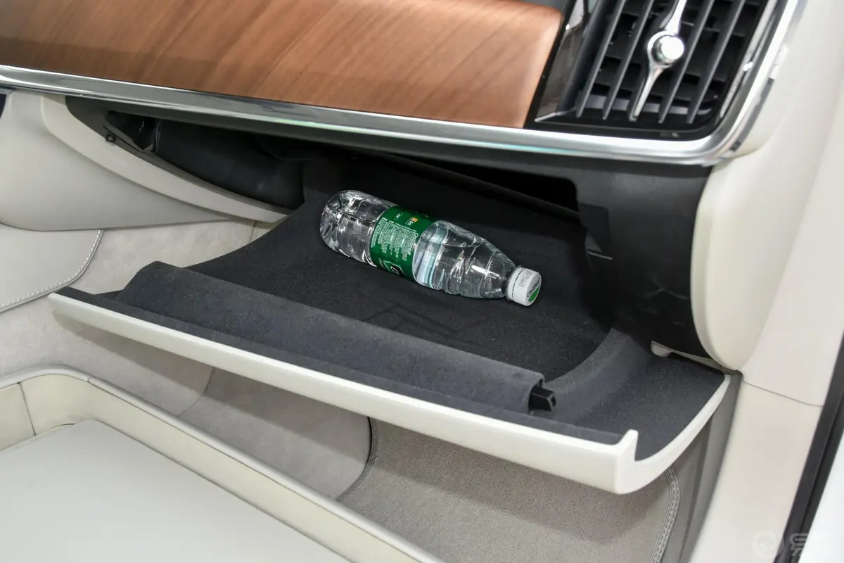 沃尔沃S90 RECHARGET8 荣誉版 3座 国Ⅴ手套箱空间水瓶横置